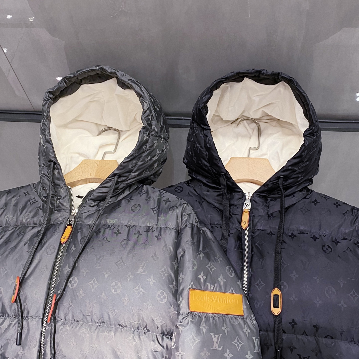 。 (新品)Louis Vuitton路易威登秋季新款衣袖皮标斜插口袋连帽抽绳羽绒服老花图案休闲连帽羽绒