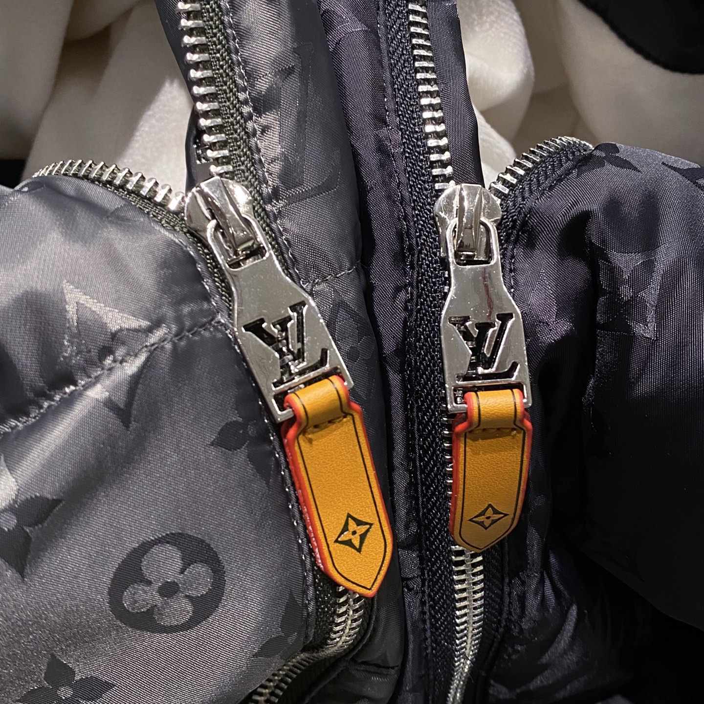 。 (新品)Louis Vuitton路易威登秋季新款衣袖皮标斜插口袋连帽抽绳羽绒服老花图案休闲连帽羽绒