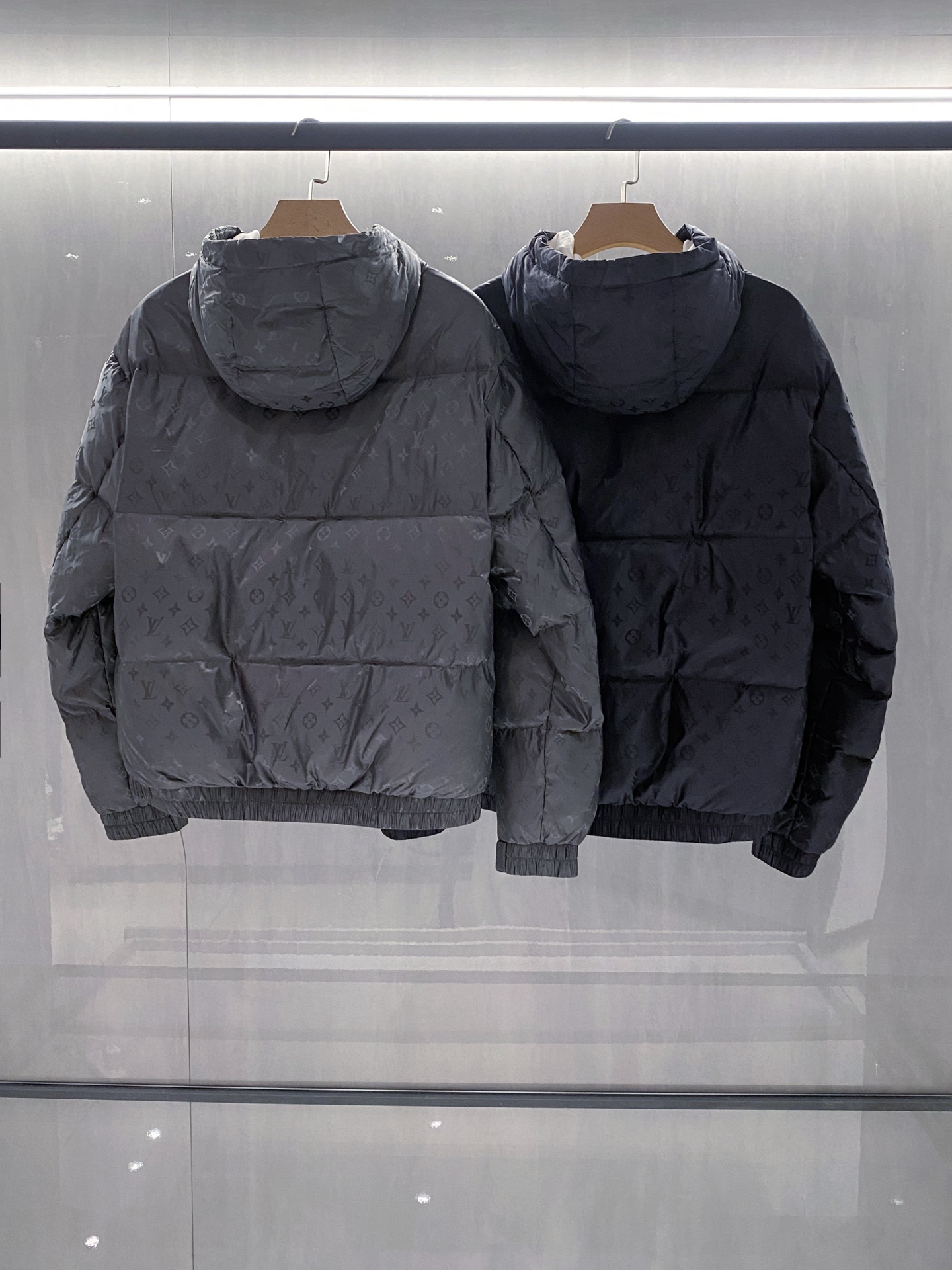 。 (新品)Louis Vuitton路易威登秋季新款衣袖皮标斜插口袋连帽抽绳羽绒服老花图案休闲连帽羽绒