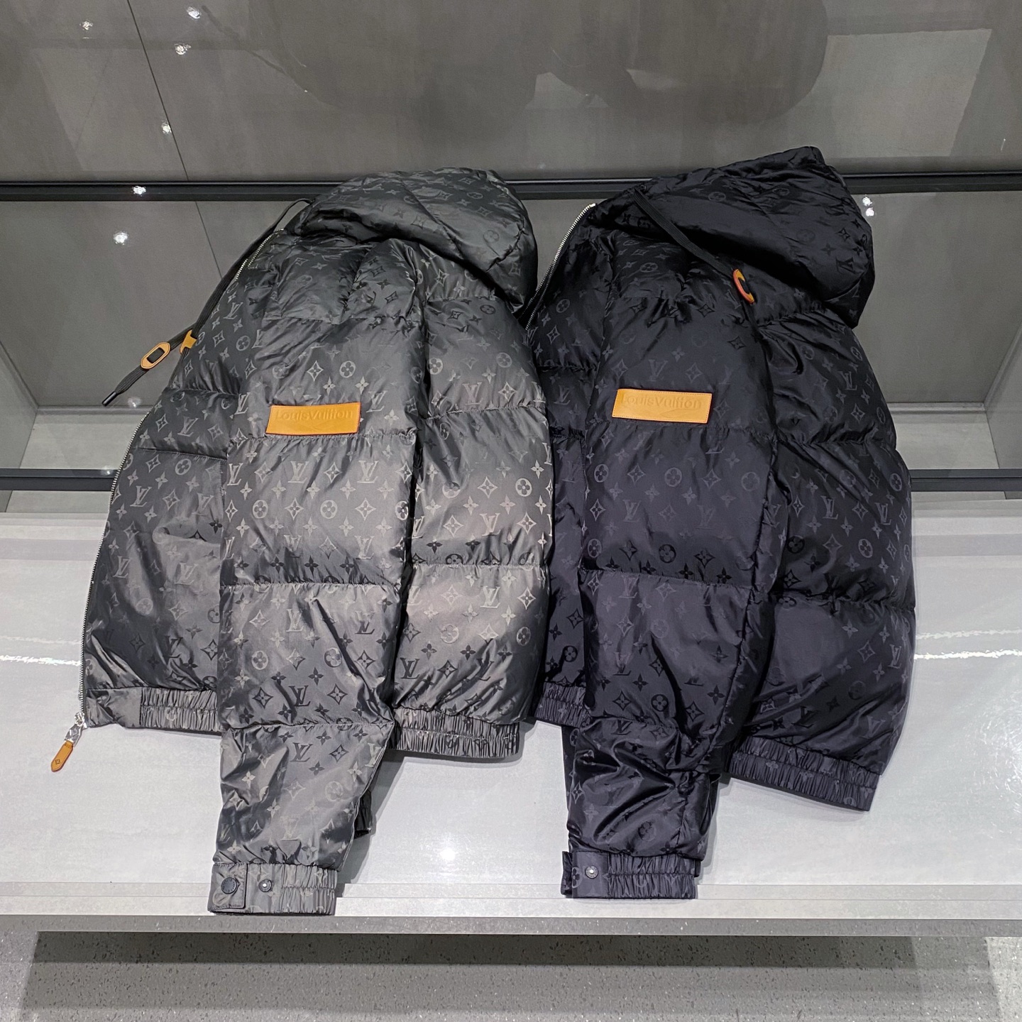 。 (新品)Louis Vuitton路易威登秋季新款衣袖皮标斜插口袋连帽抽绳羽绒服老花图案休闲连帽羽绒