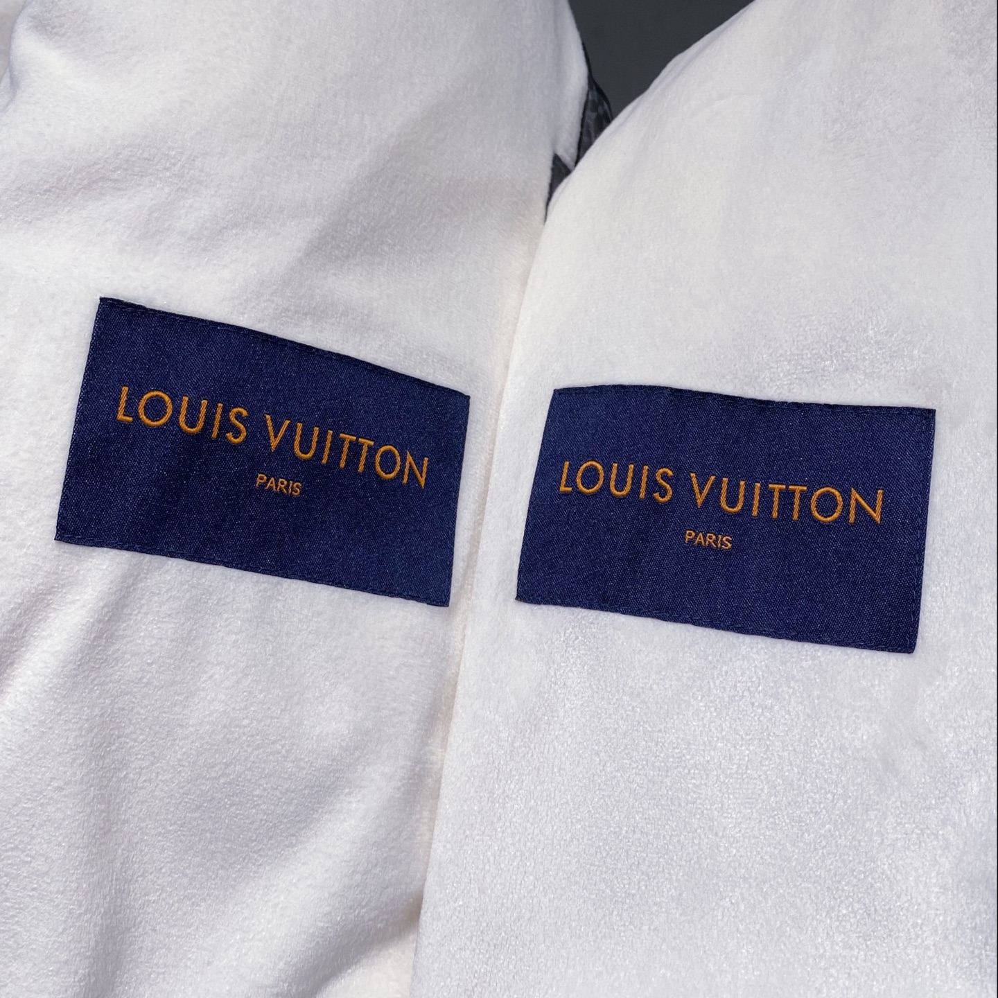 。 (新品)Louis Vuitton路易威登秋季新款衣袖皮标斜插口袋连帽抽绳羽绒服老花图案休闲连帽羽绒