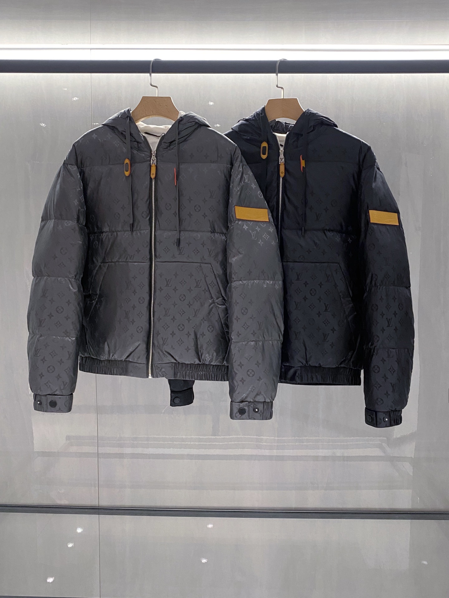 。 (新品)Louis Vuitton路易威登秋季新款衣袖皮标斜插口袋连帽抽绳羽绒服老花图案休闲连帽羽绒