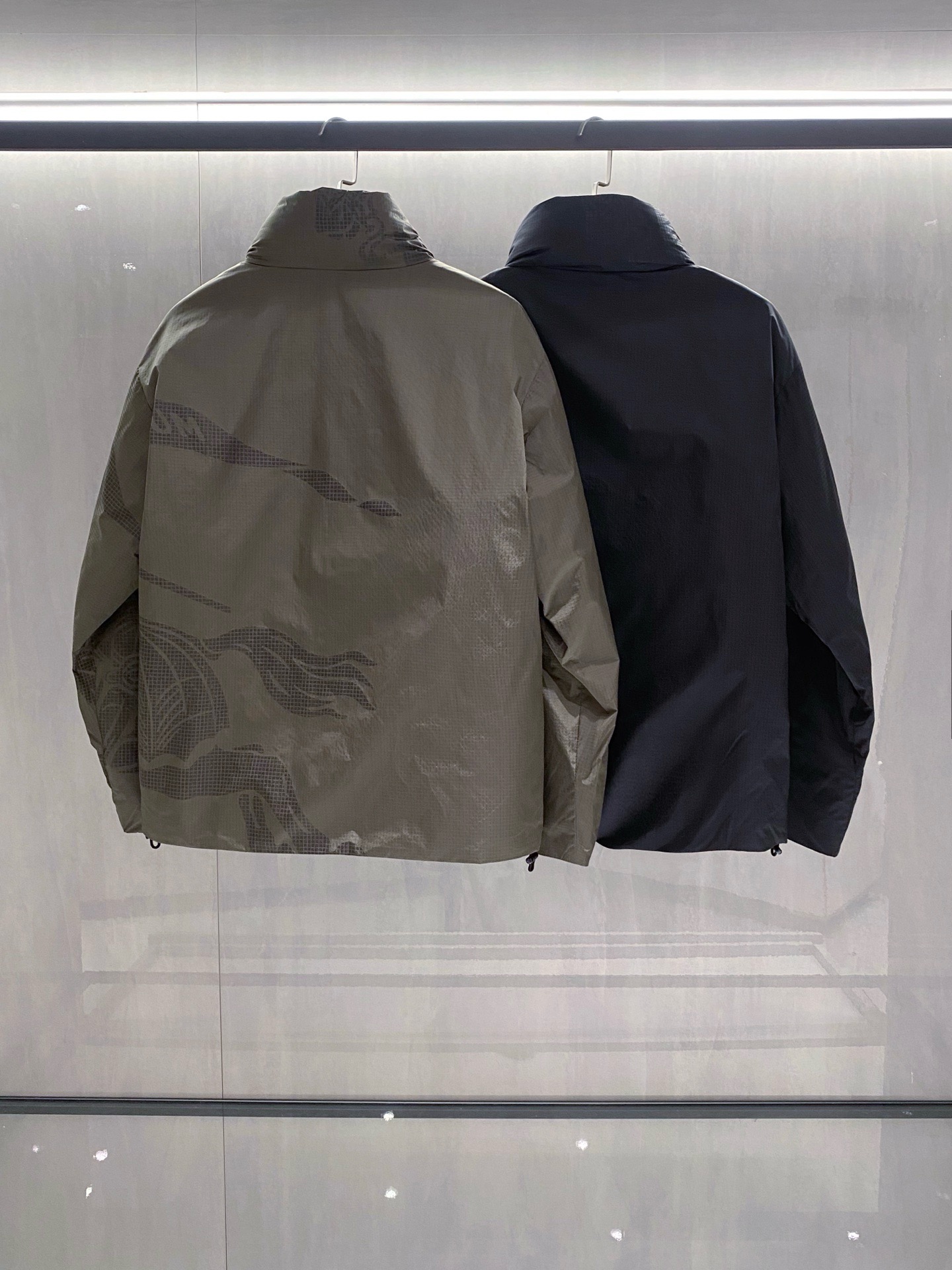 。 (新品)爆款，重量级，BU25FW秋冬新款高密度科技纤维立领隐藏连帽羽绒服，男士经典格纹里布波浪形绗