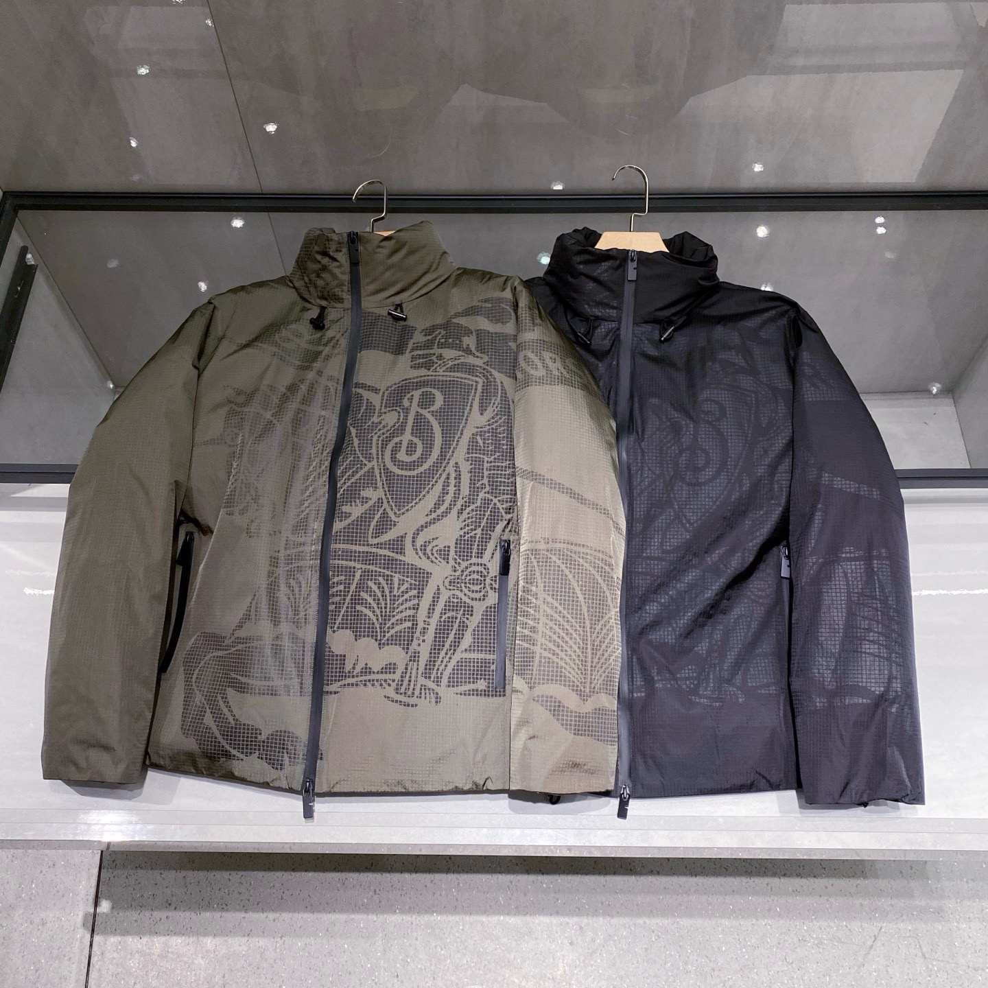 。 (新品)爆款，重量级，BU25FW秋冬新款高密度科技纤维立领隐藏连帽羽绒服，男士经典格纹里布波浪形绗