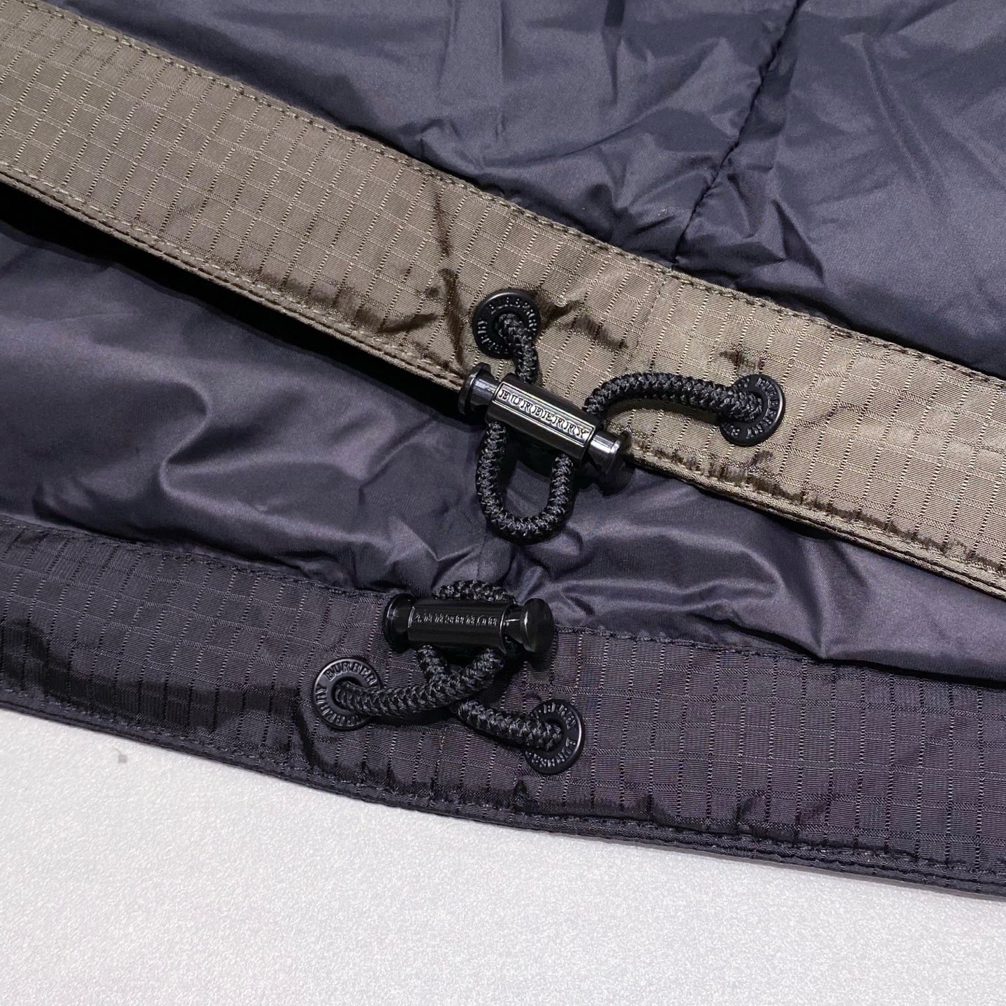 。 (新品)爆款，重量级，BU25FW秋冬新款高密度科技纤维立领隐藏连帽羽绒服，男士经典格纹里布波浪形绗