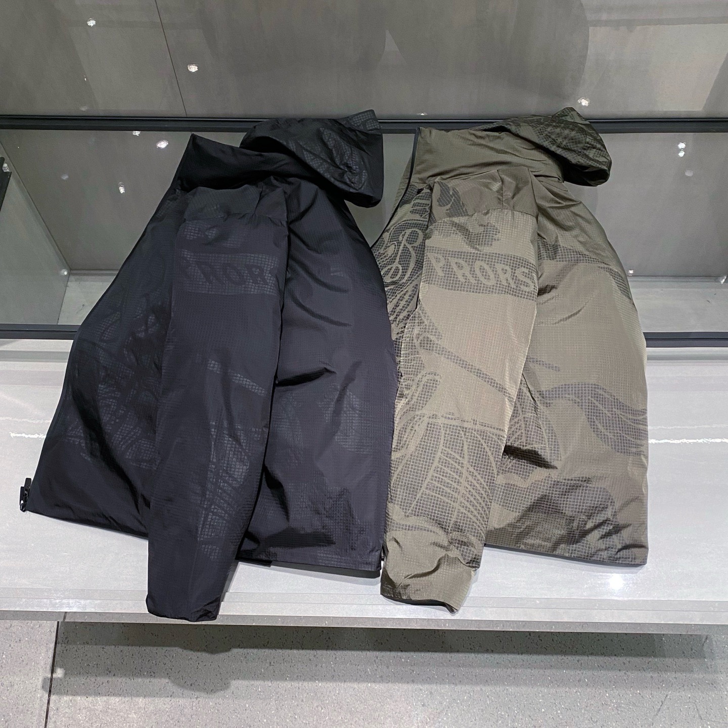 。 (新品)爆款，重量级，BU25FW秋冬新款高密度科技纤维立领隐藏连帽羽绒服，男士经典格纹里布波浪形绗