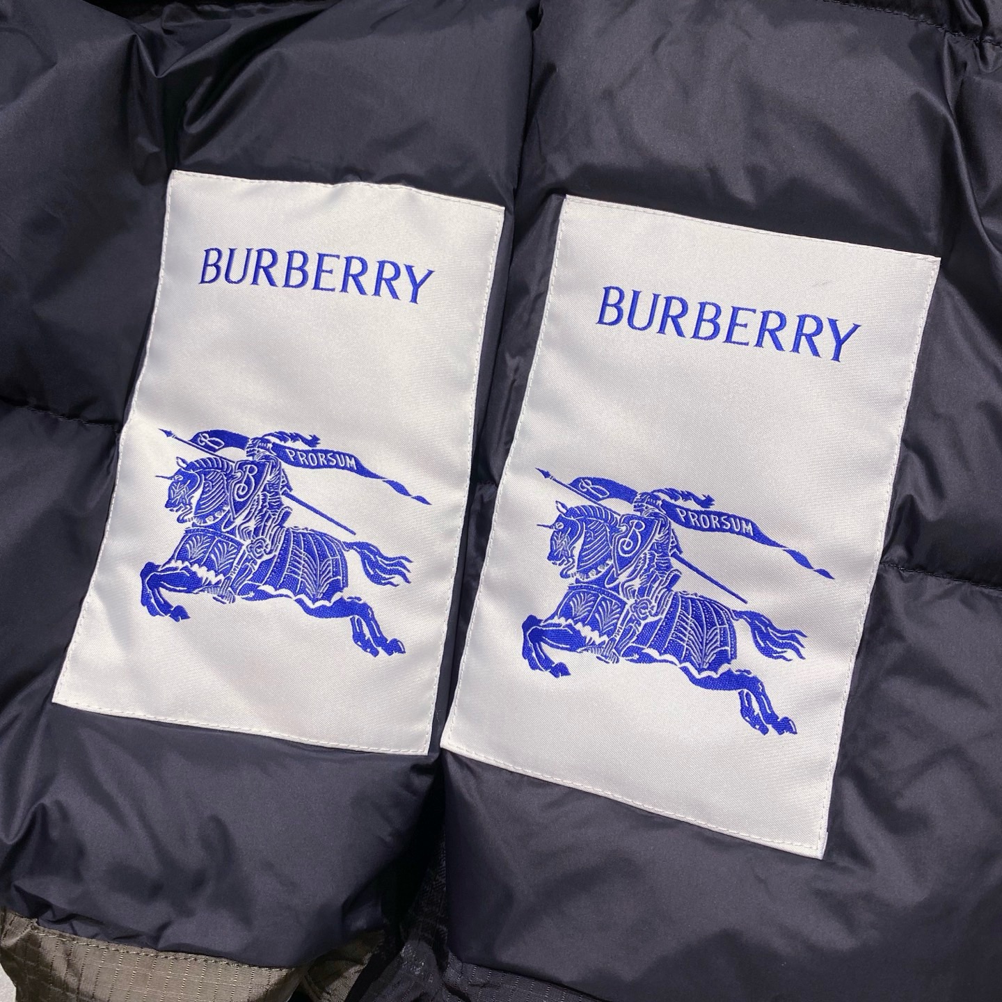 。 (新品)爆款，重量级，BU25FW秋冬新款高密度科技纤维立领隐藏连帽羽绒服，男士经典格纹里布波浪形绗