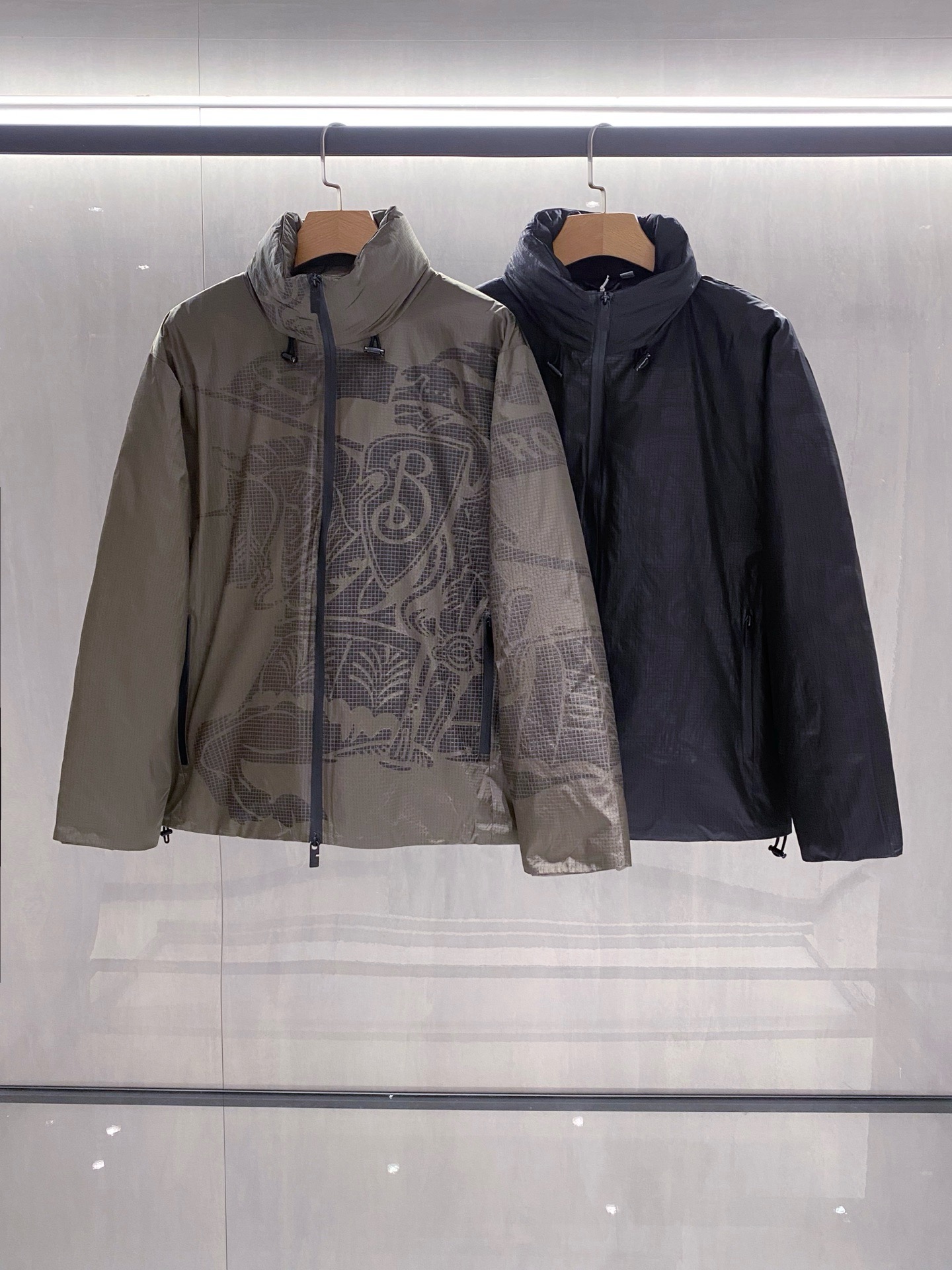 。 (新品)爆款，重量级，BU25FW秋冬新款高密度科技纤维立领隐藏连帽羽绒服，男士经典格纹里布波浪形绗