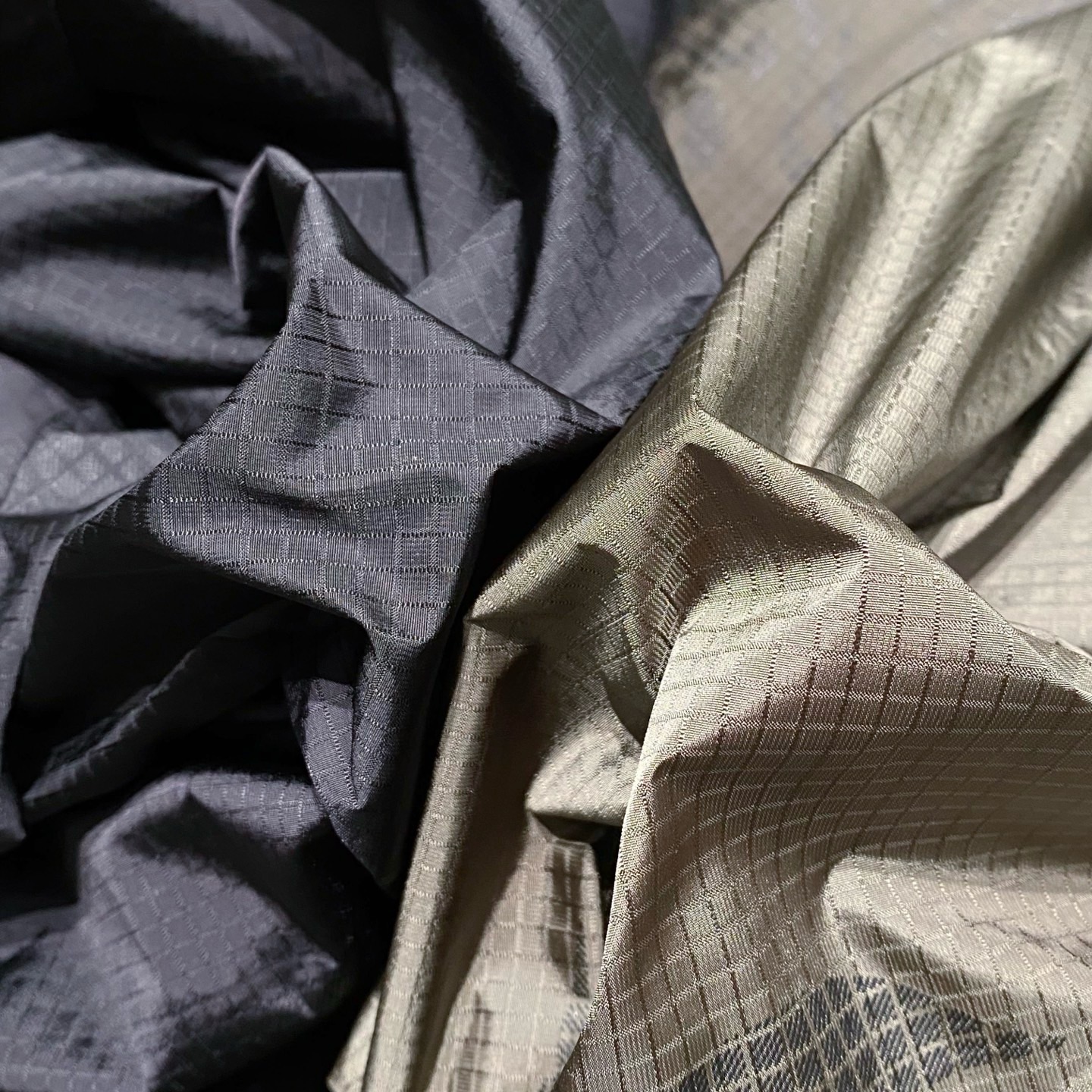 。 (新品)爆款，重量级，BU25FW秋冬新款高密度科技纤维立领隐藏连帽羽绒服，男士经典格纹里布波浪形绗