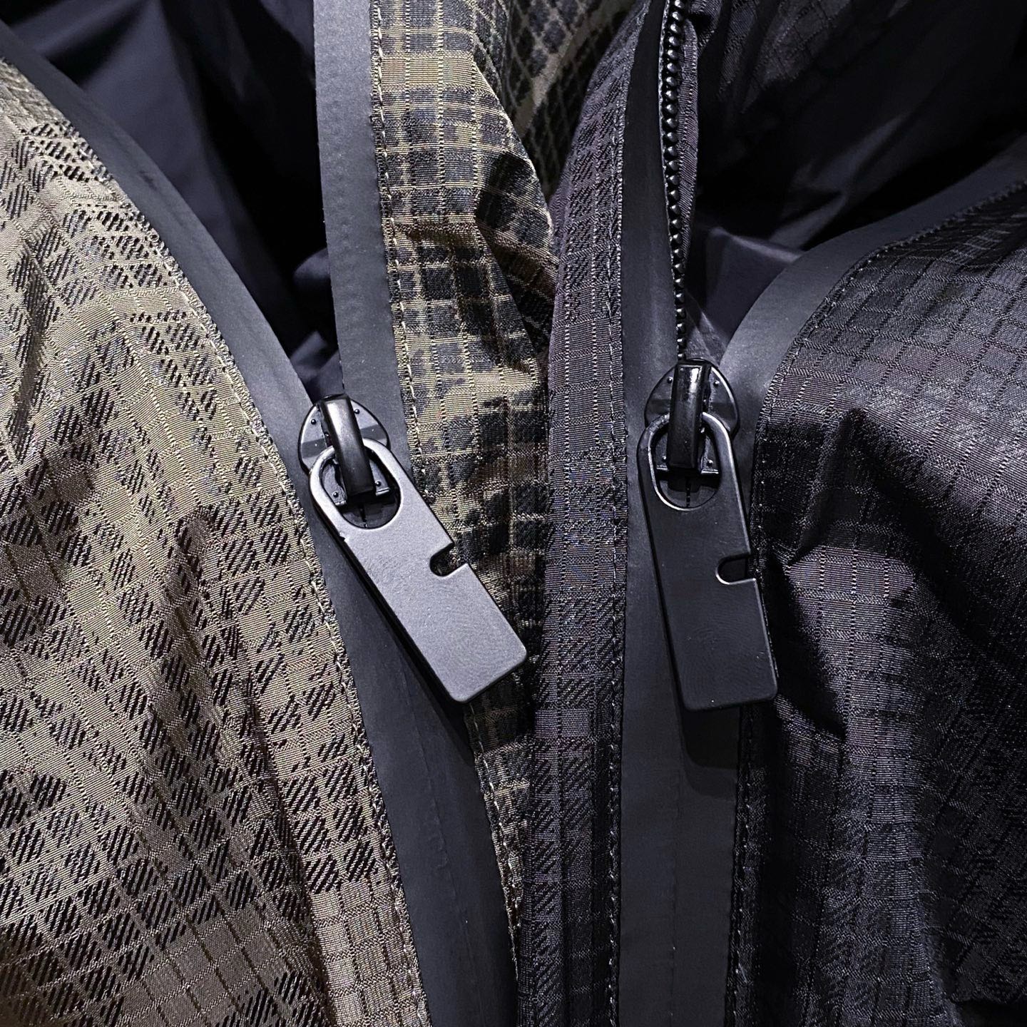 。 (新品)爆款，重量级，BU25FW秋冬新款高密度科技纤维立领隐藏连帽羽绒服，男士经典格纹里布波浪形绗