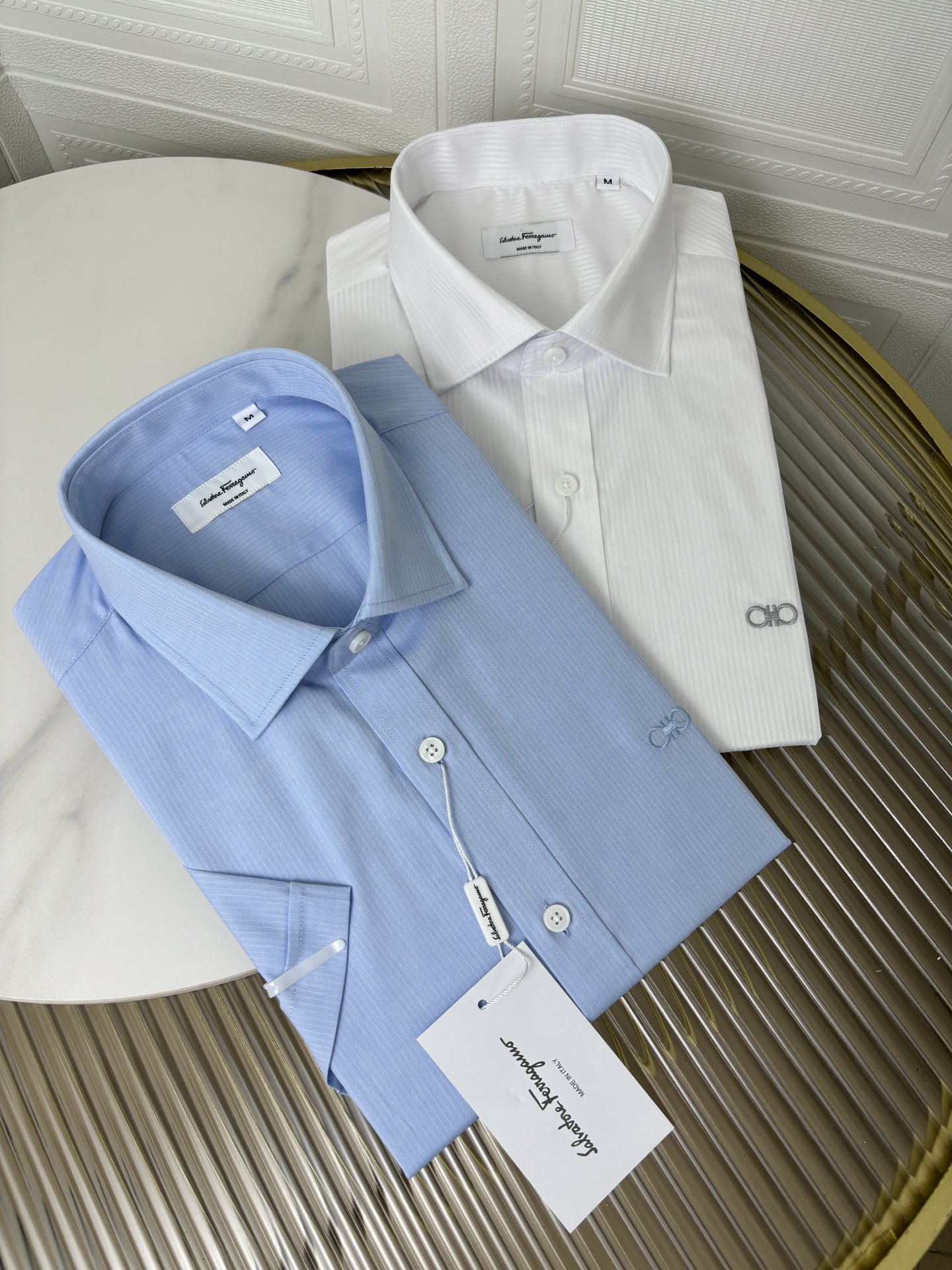 NO:950503,Replacement order for shipment, all colors and sizes, Fila*Mo men's business casual cotton short-sleeved shirts, goods from trading company channels, official new products, classic evergreen trump products!  A shirt that is very in line with the aesthetic tone of the family. The shape design perfectly inherits the essence of the family. The top-notch fabrics are imported from customers and are made of high-quality cotton raw materials with excellent light. They are custom-woven and dyed in a century-old workshop. It has a full cotton feel, both comfort and breathability, an extremely delicate touch, and excellent skin-friendliness!  The details are exquisite and exquisite, the seams are tight, the tailoring is first-class, every inch is just right, the body is slim and fit, the lines are smooth and clean, it is an invincible and versatile type, both elegant and harmonious, both business and leisure, the compatibility with bottoms is extremely high, it is a must-have basic item for men's wardrobe!  Size S-XXL,,shirts,T-shirt,19860909补单出货,齐色齐码,菲拉*慕男士商务休闲棉短袖衬衫,贸易公司渠道货,官方新品,经典常青王牌产物！ 极符合家族美学基调的一款衬衫,造型设计完美沿袭了家族的精髓,客供进口的顶尖面料,选用光照极好的上等棉花原料,经过百年工坊定织定染而成,棉感十足,舒适性与透气性兼备,触感极为细腻,亲肤性绝佳！ 细节工艺精致考究,严丝合缝,剪裁一流,每一寸都拿捏的恰到好处,修身亦合体,线条感流畅干净,无敌的百搭类型,亦庄亦谐,商务与休闲兼备,与下装兼容空间极高,男人衣橱必备的基础单品！ 尺码S-XXL,,shirts,T-shirt,,Men's clothing