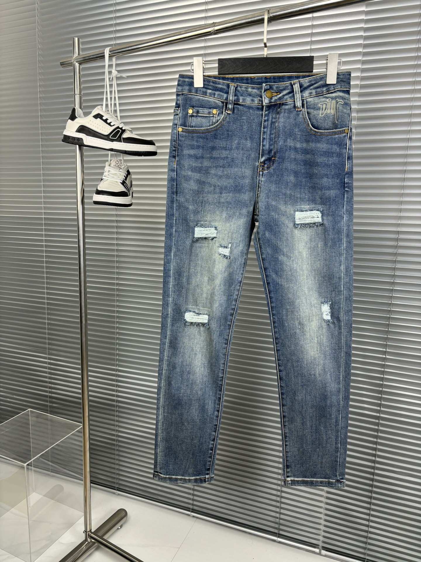 NO:137140,New casual jeans, high-end custom series. Imported high-density custom-made cotton tannins are comfortable, soft and skin-friendly, straight and not easy to wrinkle, original hardware. The real thing is simple and clear, super versatile, super versatile, fashionable and versatile, and strongly recommended!  A must-have for the wardrobe!  Suitable for any occasion Size 29-38 020,,jeans,alexander wang19860909新款休闲牛仔裤,高端定制系列.进口高密度定制纯棉单宁面料舒适柔软亲肤,笔挺不易起皱,原版五金.实物拍摄简单明了,超级百搭上身效果超级棒时尚百搭,笔挺有型强烈推荐！衣橱必备！适合任何场合穿着 尺码29-38 020,,jeans,alexander wang,Men's clothing