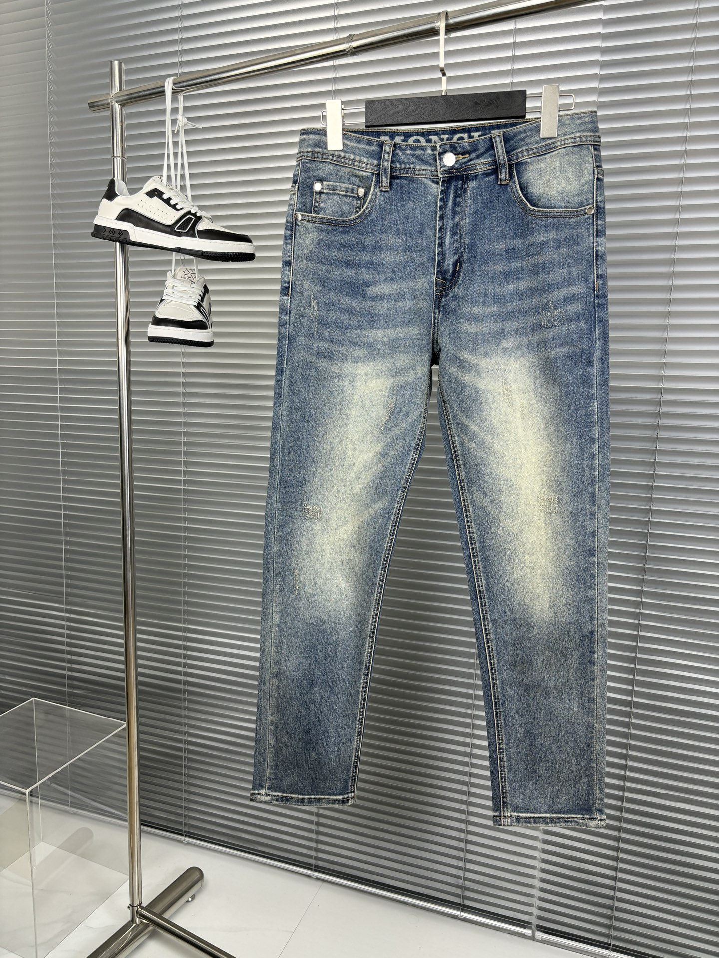 NO:137134,New casual jeans, high-end custom series. Imported high-density custom-made cotton tannins are comfortable, soft and skin-friendly, straight and not easy to wrinkle, original hardware. The real thing is simple and clear, super versatile, super versatile, fashionable and versatile, and strongly recommended!  A must-have for the wardrobe!  Suitable for any occasion Size 29-38 020,,jeans,alexander wang19860909新款休闲牛仔裤,高端定制系列.进口高密度定制纯棉单宁面料舒适柔软亲肤,笔挺不易起皱,原版五金.实物拍摄简单明了,超级百搭上身效果超级棒时尚百搭,笔挺有型强烈推荐！衣橱必备！适合任何场合穿着 尺码29-38 020,,jeans,alexander wang,Men's clothing