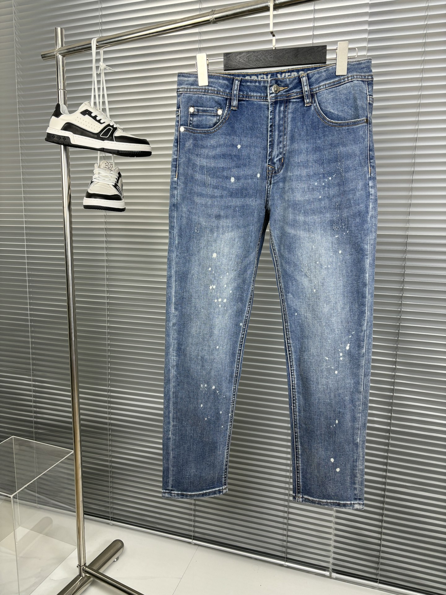 NO:137130,New casual jeans, high-end custom series. Imported high-density custom-made cotton tannins are comfortable, soft and skin-friendly, straight and not easy to wrinkle, original hardware. The real thing is simple and clear, super versatile, super versatile, fashionable and versatile, and strongly recommended!  A must-have for the wardrobe!  Suitable for any occasion Size 29-38 020,,jeans,alexander wang19860909新款休闲牛仔裤,高端定制系列.进口高密度定制纯棉单宁面料舒适柔软亲肤,笔挺不易起皱,原版五金.实物拍摄简单明了,超级百搭上身效果超级棒时尚百搭,笔挺有型强烈推荐！衣橱必备！适合任何场合穿着 尺码29-38 020,,jeans,alexander wang,Men's clothing