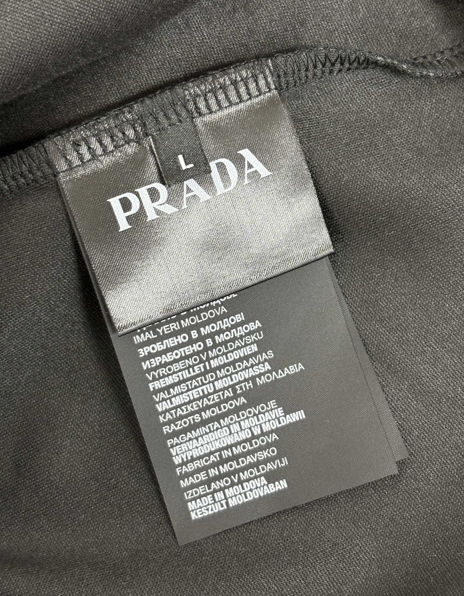   Pd男士时尚套装 上身效果非常好真正的大货订单 恰到好处的修身版型 上身效果非常好能很棒的体现男性修