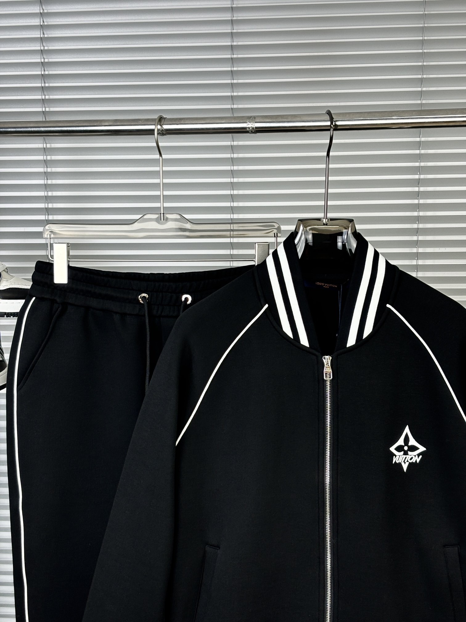   LV 男士时尚套装 上身效果非常好真正的大货订单 恰到好处的修身版型 上身效果非常好能很棒的体现男性