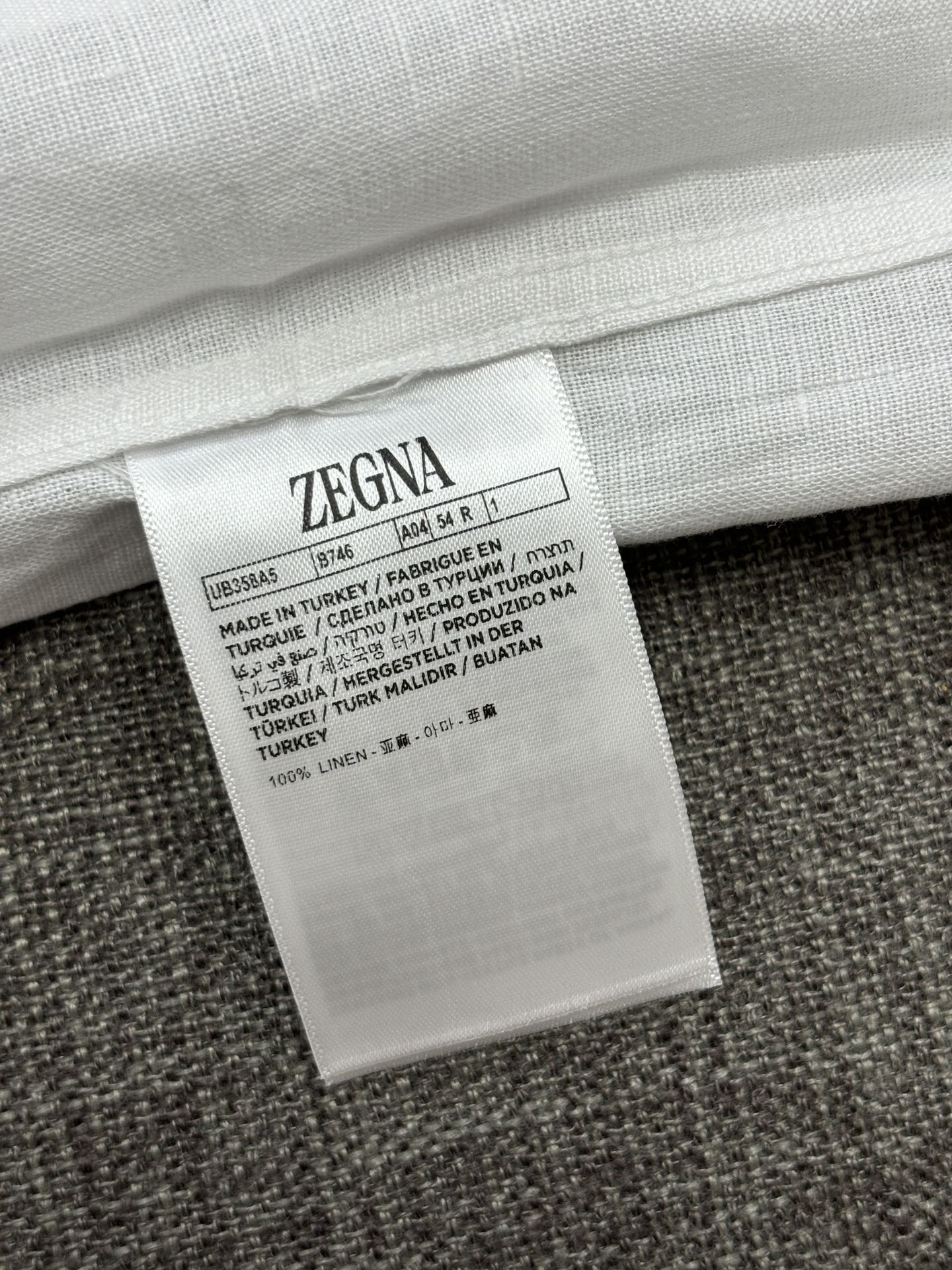 2026杰尼亚官网款最全亚麻9色衬衫老钱高奢绅士亚麻面料。男士长袖衬衫设计上沿袭了一贯滴现代极简主义基调