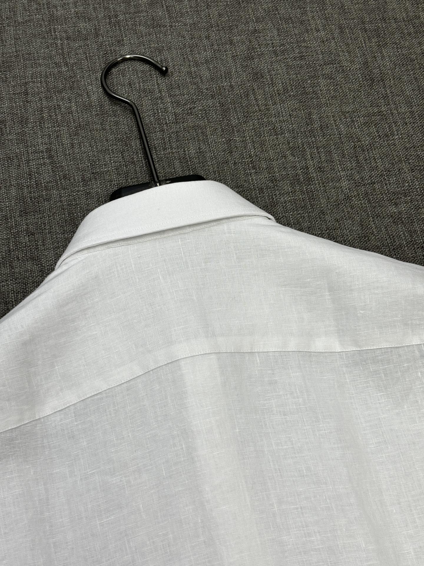 2026杰尼亚官网款最全亚麻9色衬衫老钱高奢绅士亚麻面料。男士长袖衬衫设计上沿袭了一贯滴现代极简主义基调