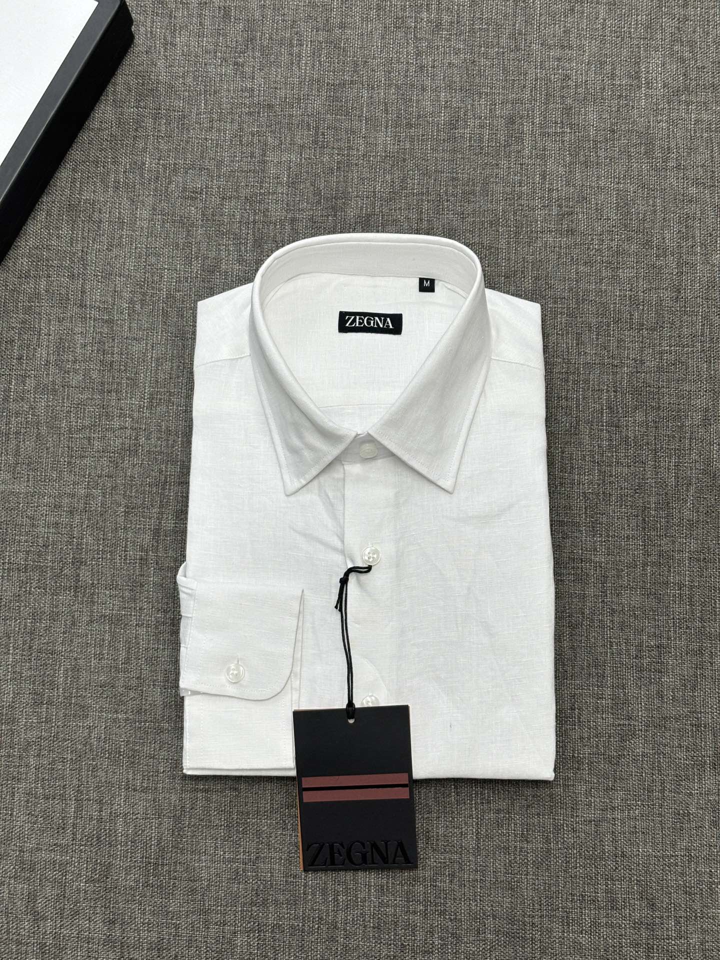 2026杰尼亚官网款最全亚麻9色衬衫老钱高奢绅士亚麻面料。男士长袖衬衫设计上沿袭了一贯滴现代极简主义基调