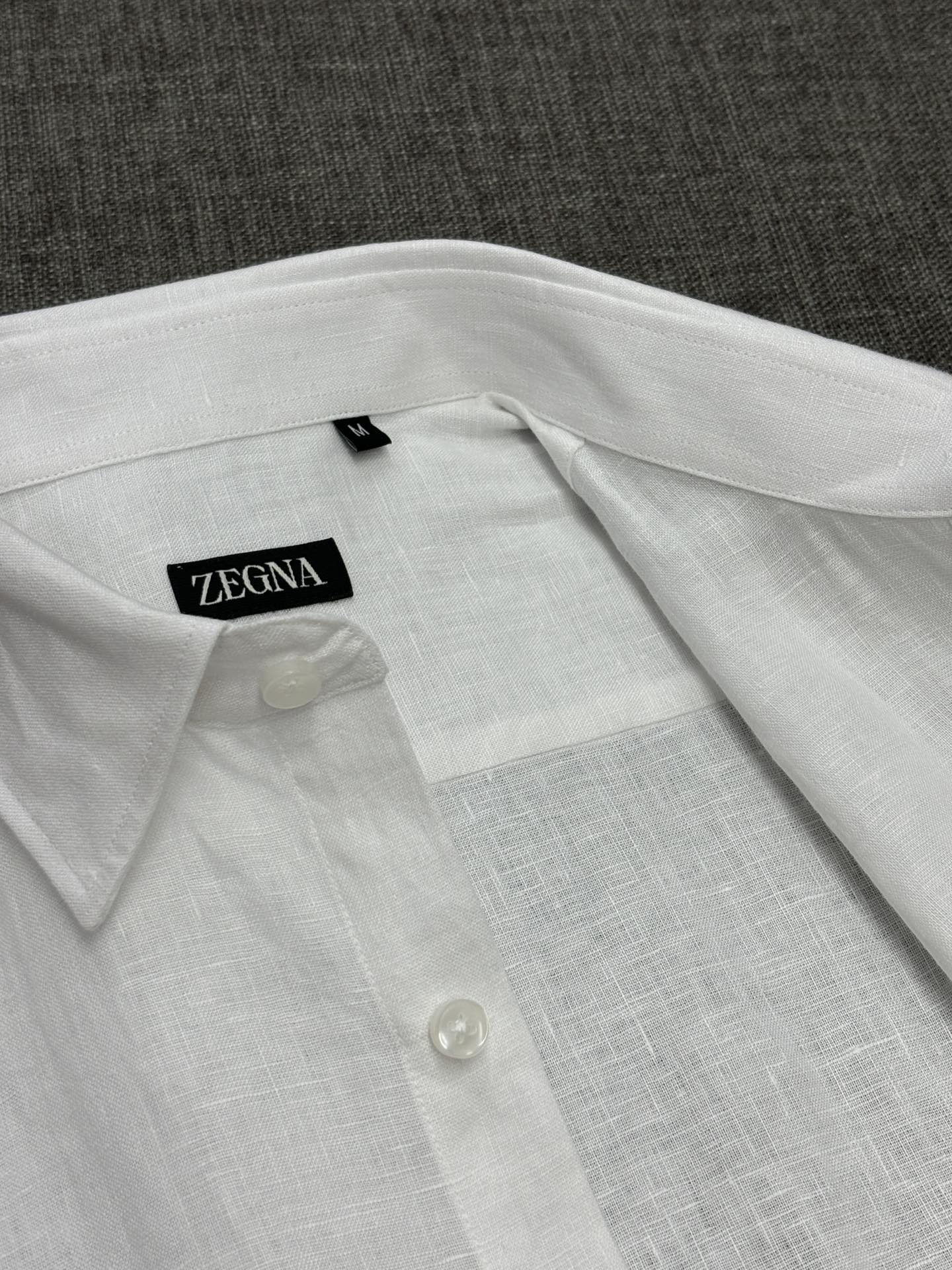 2026杰尼亚官网款最全亚麻9色衬衫老钱高奢绅士亚麻面料。男士长袖衬衫设计上沿袭了一贯滴现代极简主义基调