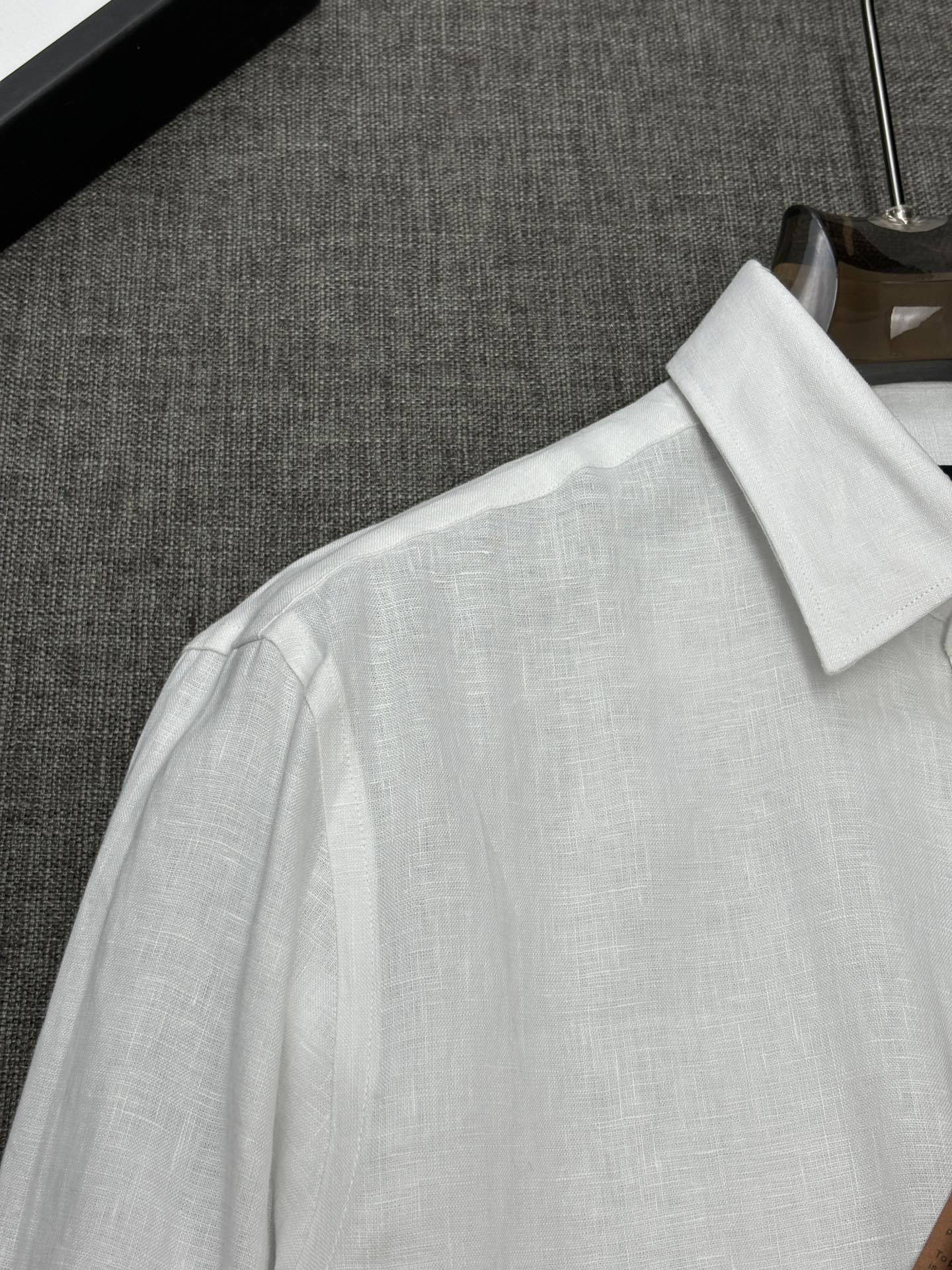 2026杰尼亚官网款最全亚麻9色衬衫老钱高奢绅士亚麻面料。男士长袖衬衫设计上沿袭了一贯滴现代极简主义基调