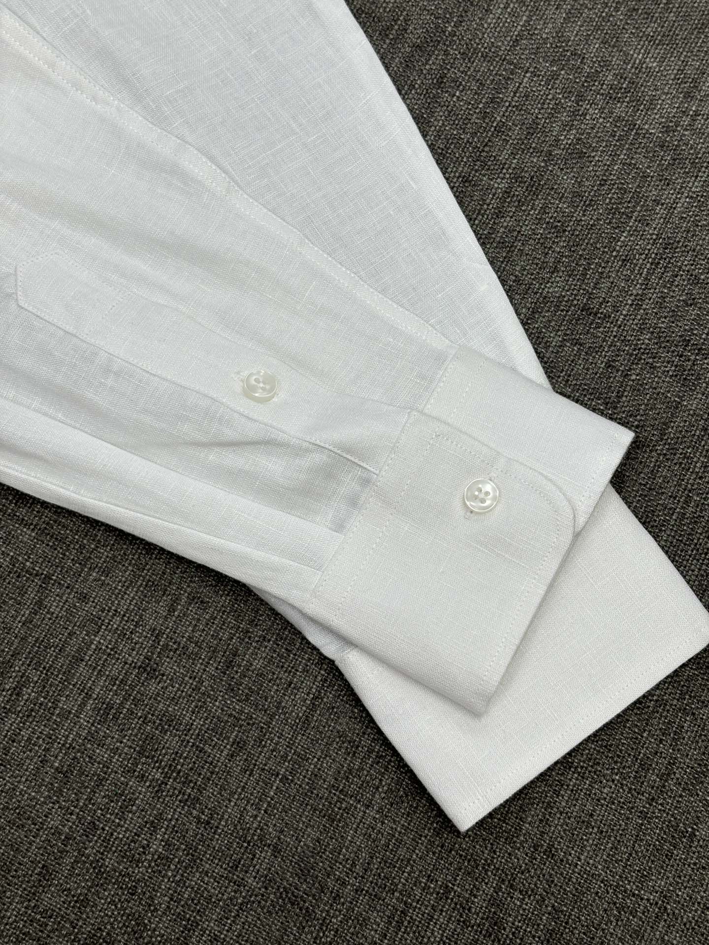 2026杰尼亚官网款最全亚麻9色衬衫老钱高奢绅士亚麻面料。男士长袖衬衫设计上沿袭了一贯滴现代极简主义基调