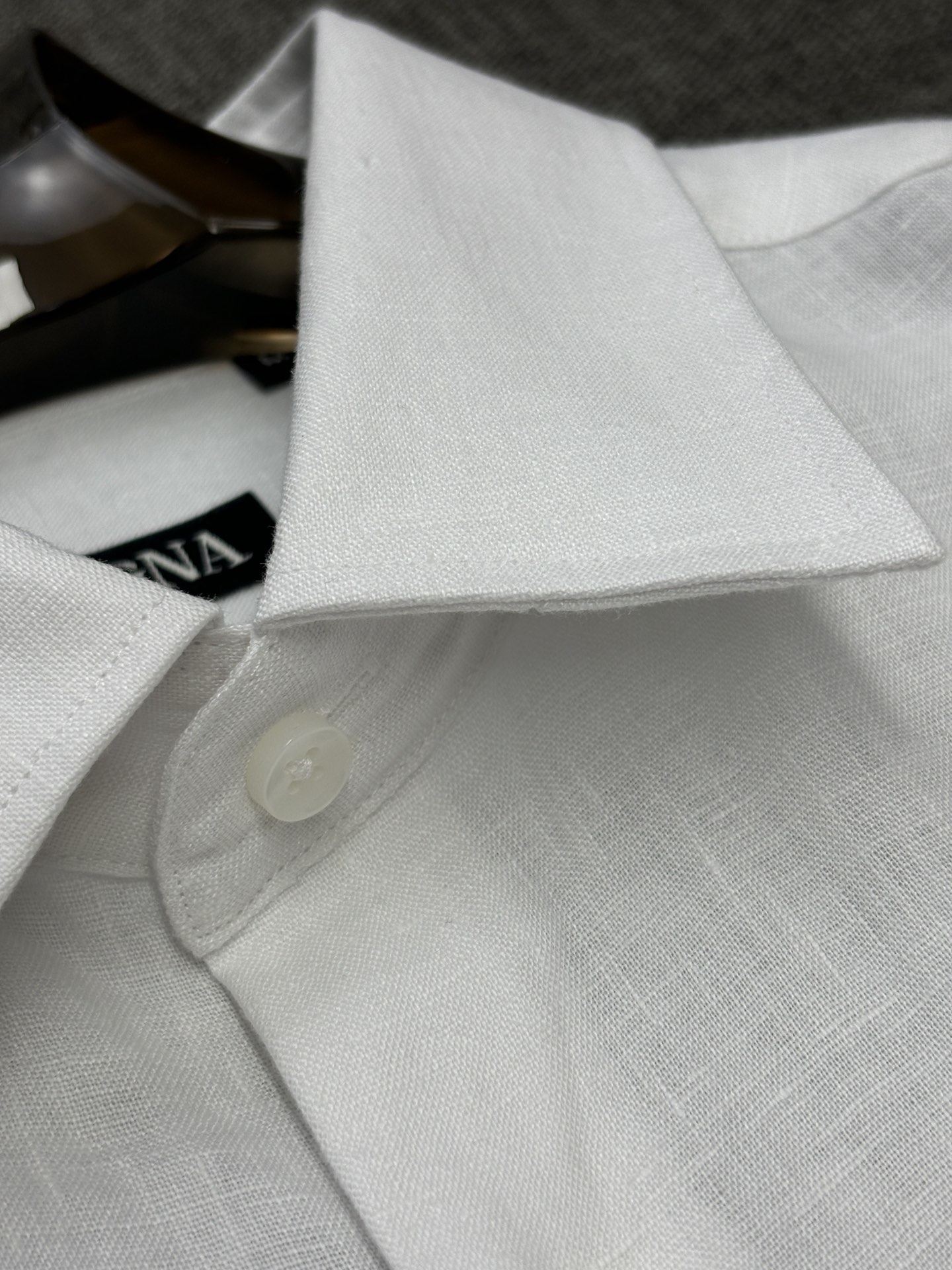 2026杰尼亚官网款最全亚麻9色衬衫老钱高奢绅士亚麻面料。男士长袖衬衫设计上沿袭了一贯滴现代极简主义基调