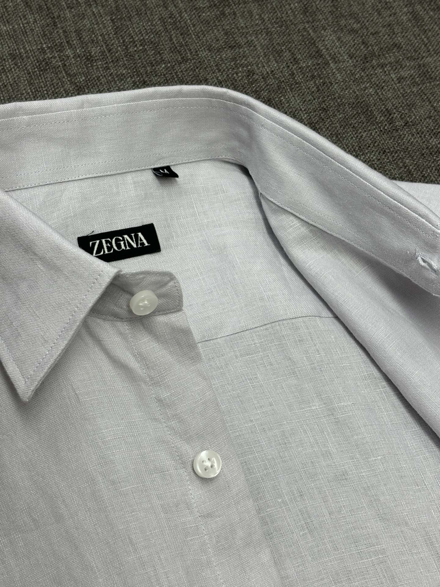 2026杰尼亚官网款最全亚麻9色衬衫老钱高奢绅士亚麻面料。男士长袖衬衫设计上沿袭了一贯滴现代极简主义基调