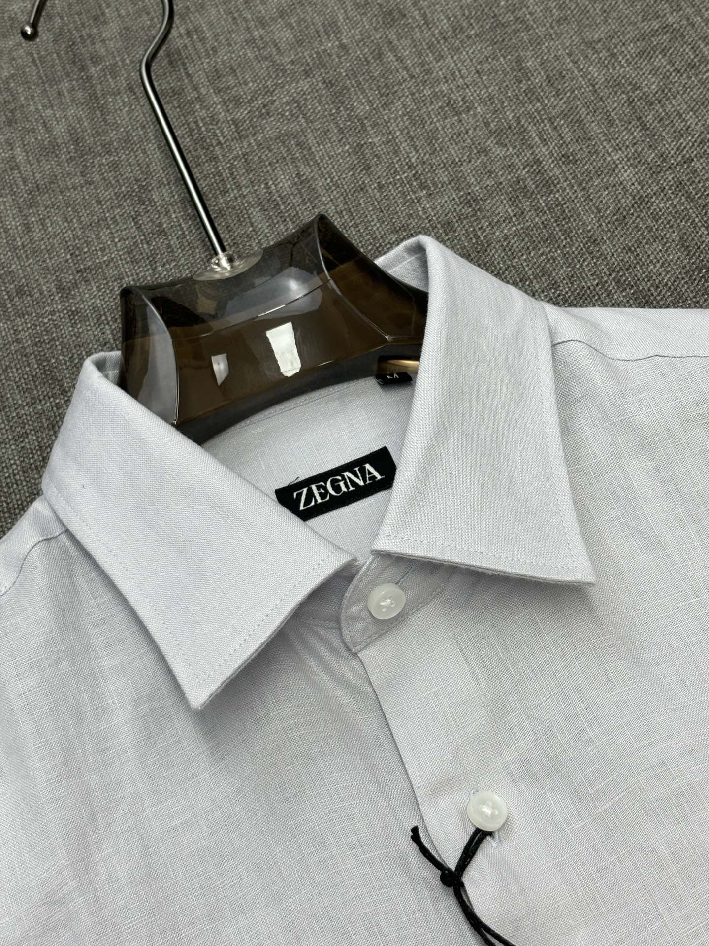 2026杰尼亚官网款最全亚麻9色衬衫老钱高奢绅士亚麻面料。男士长袖衬衫设计上沿袭了一贯滴现代极简主义基调