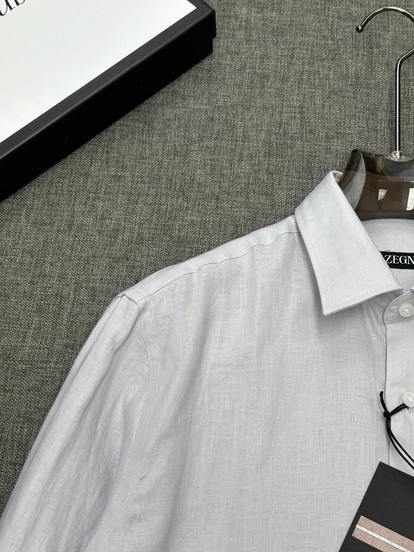 2026杰尼亚官网款最全亚麻9色衬衫老钱高奢绅士亚麻面料。男士长袖衬衫设计上沿袭了一贯滴现代极简主义基调