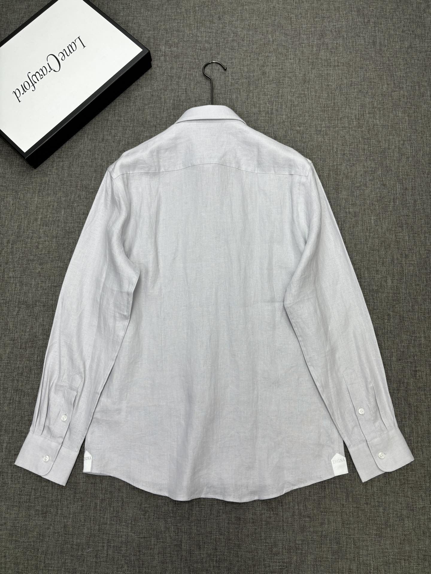 2026杰尼亚官网款最全亚麻9色衬衫老钱高奢绅士亚麻面料。男士长袖衬衫设计上沿袭了一贯滴现代极简主义基调