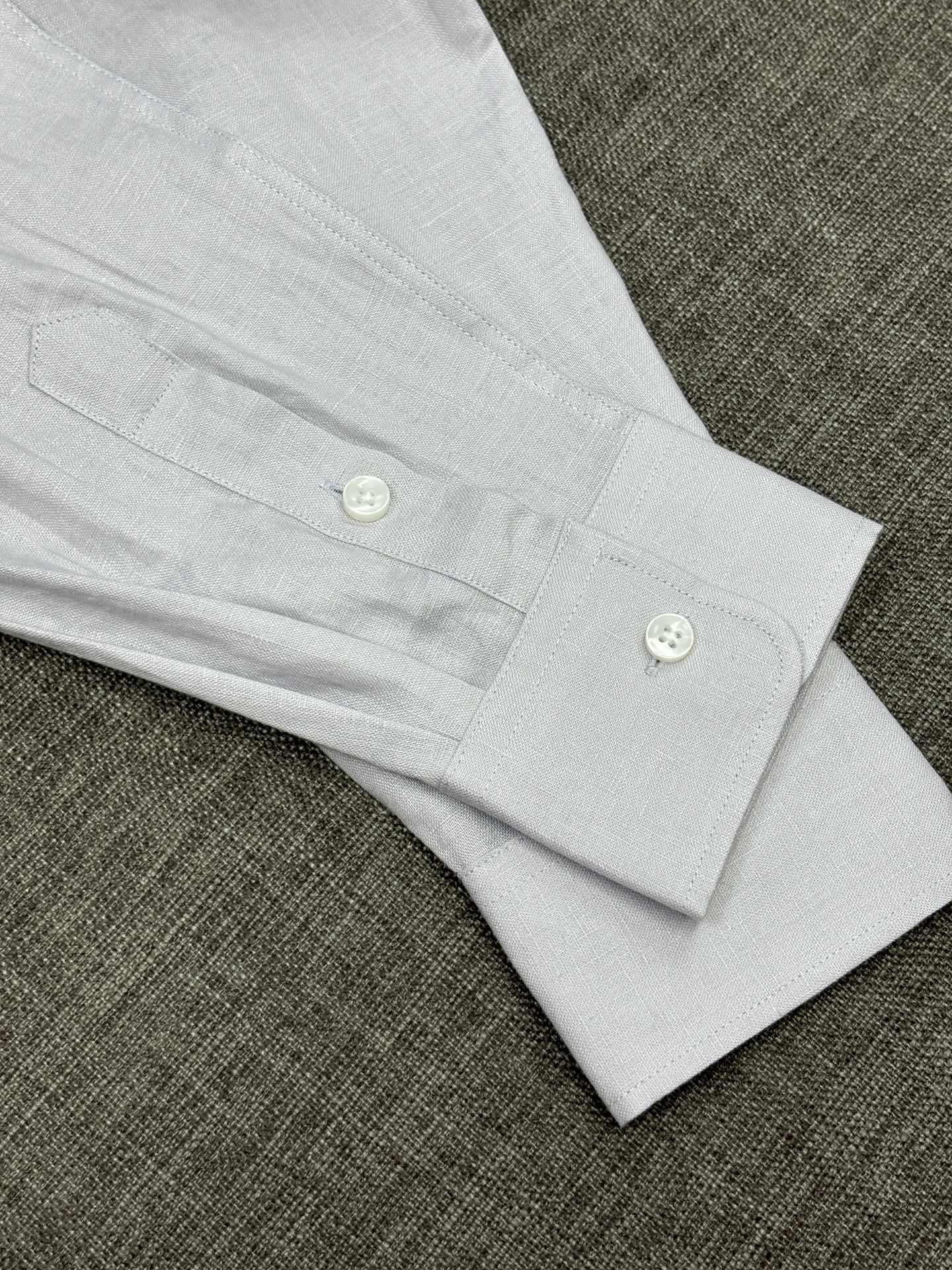 2026杰尼亚官网款最全亚麻9色衬衫老钱高奢绅士亚麻面料。男士长袖衬衫设计上沿袭了一贯滴现代极简主义基调