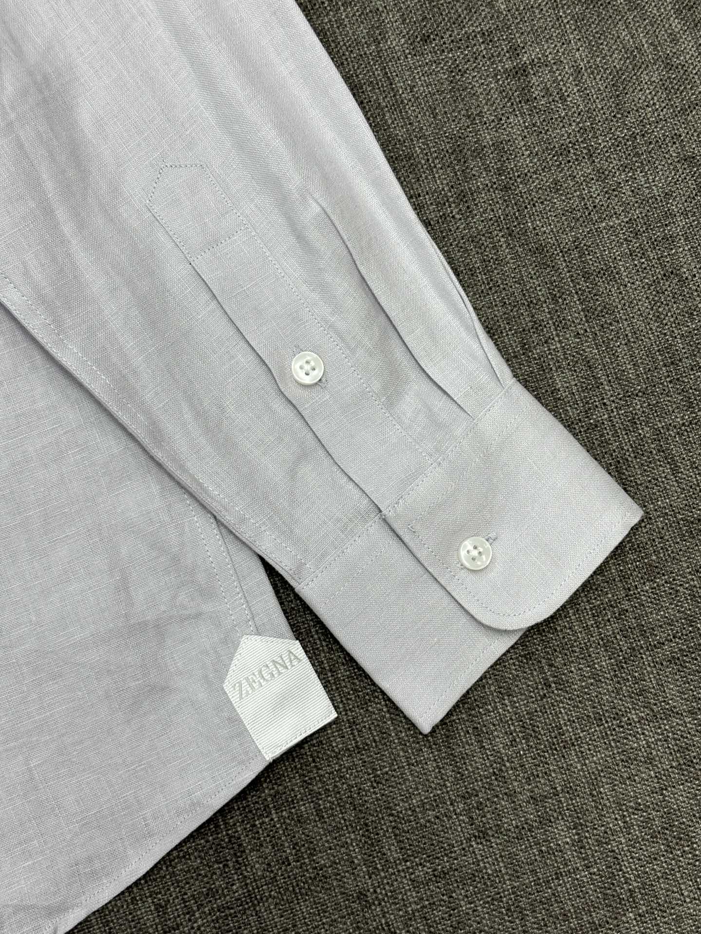 2026杰尼亚官网款最全亚麻9色衬衫老钱高奢绅士亚麻面料。男士长袖衬衫设计上沿袭了一贯滴现代极简主义基调