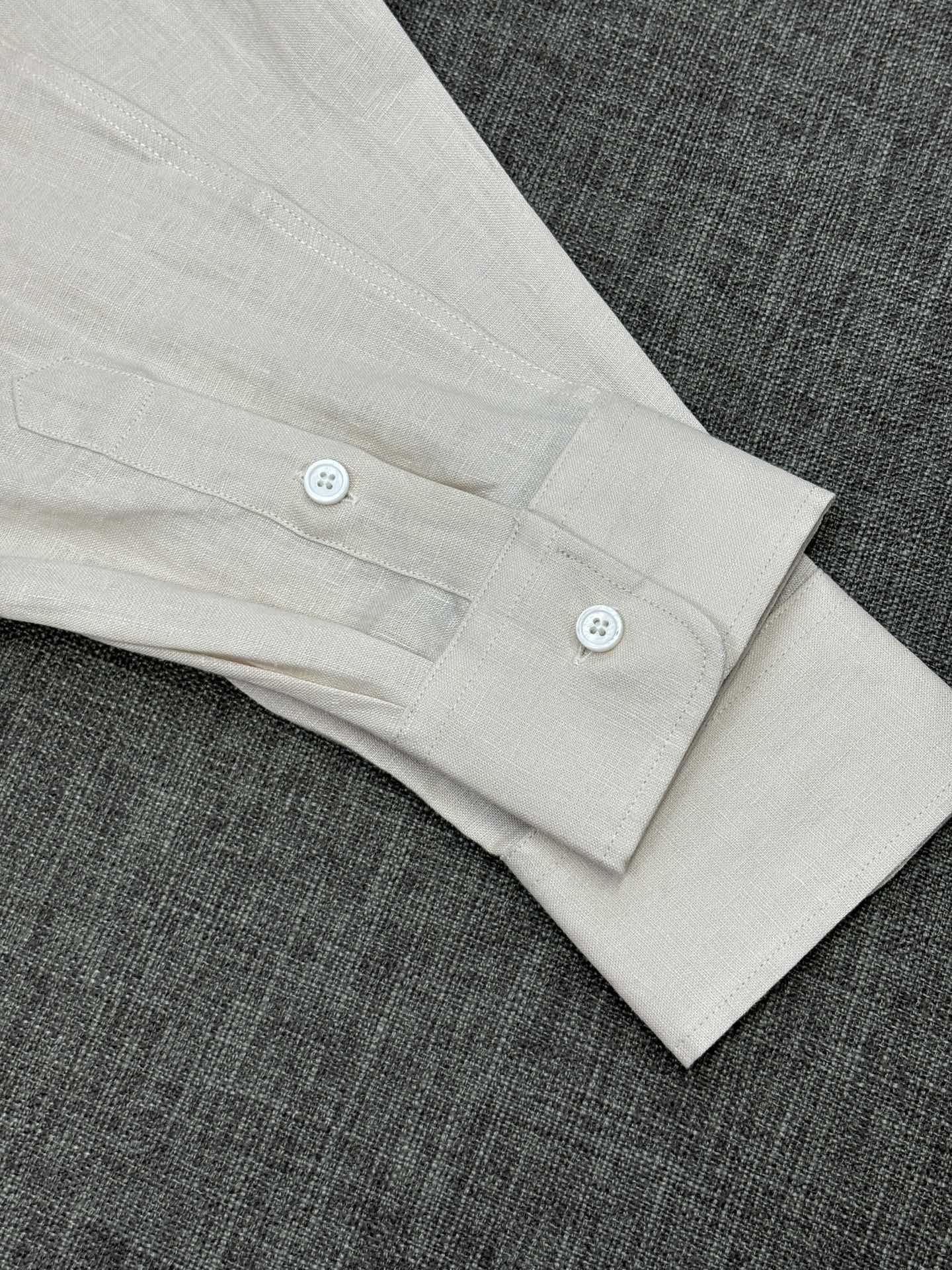 2026杰尼亚官网款最全亚麻9色衬衫老钱高奢绅士亚麻面料。男士长袖衬衫设计上沿袭了一贯滴现代极简主义基调