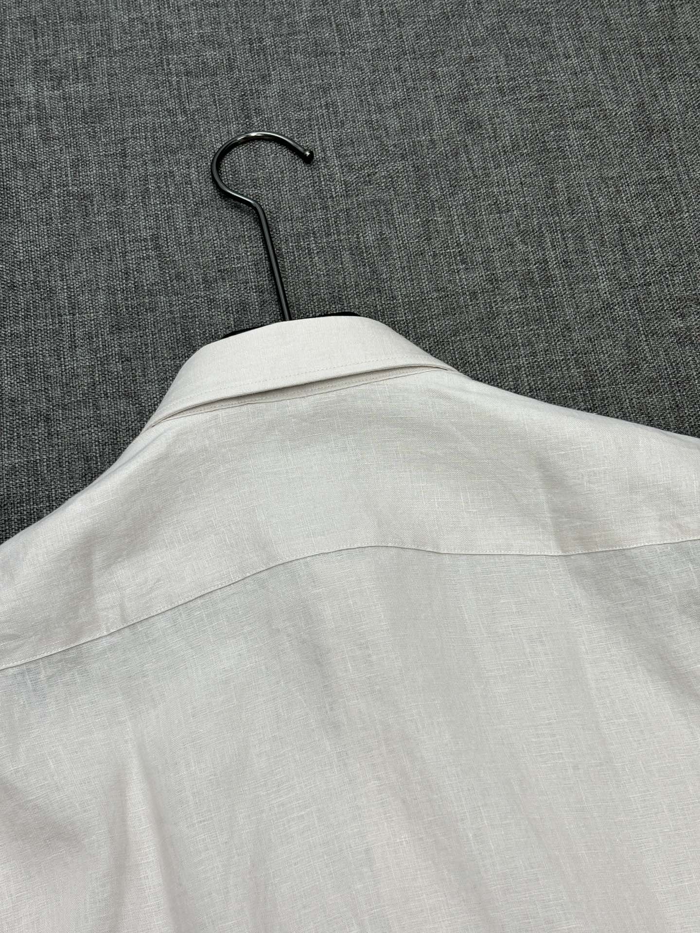 2026杰尼亚官网款最全亚麻9色衬衫老钱高奢绅士亚麻面料。男士长袖衬衫设计上沿袭了一贯滴现代极简主义基调