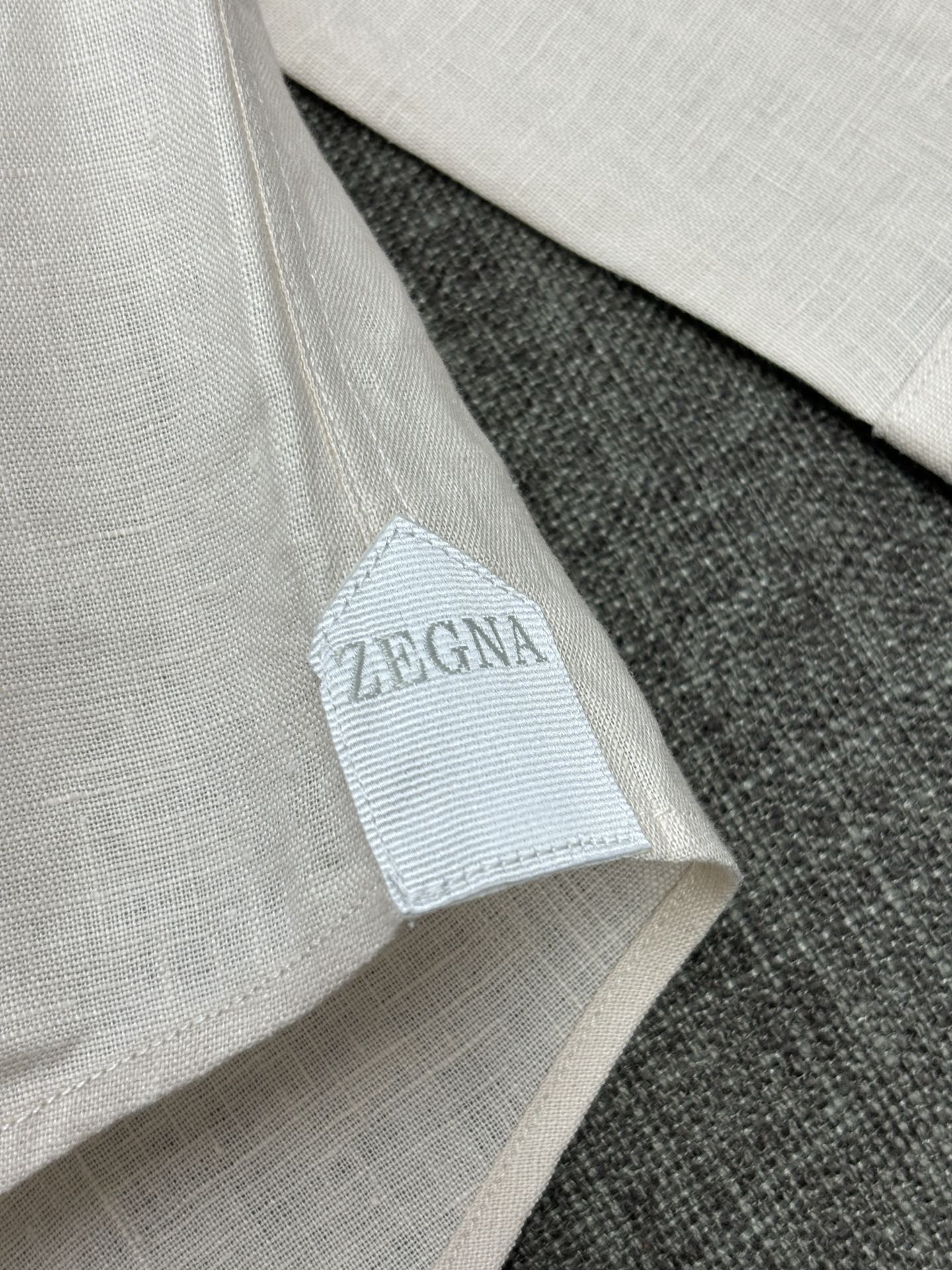 2026杰尼亚官网款最全亚麻9色衬衫老钱高奢绅士亚麻面料。男士长袖衬衫设计上沿袭了一贯滴现代极简主义基调