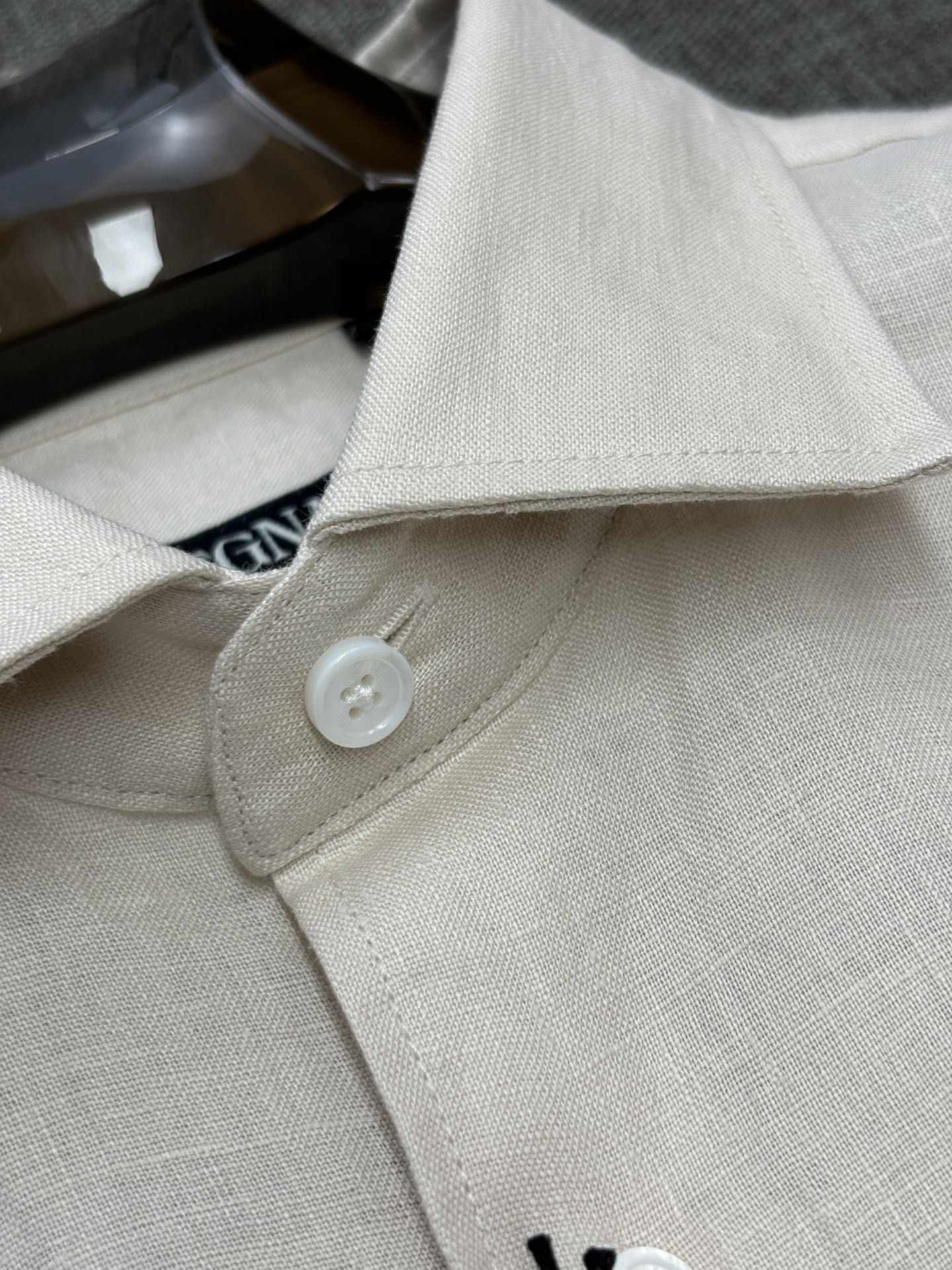 2026杰尼亚官网款最全亚麻9色衬衫老钱高奢绅士亚麻面料。男士长袖衬衫设计上沿袭了一贯滴现代极简主义基调