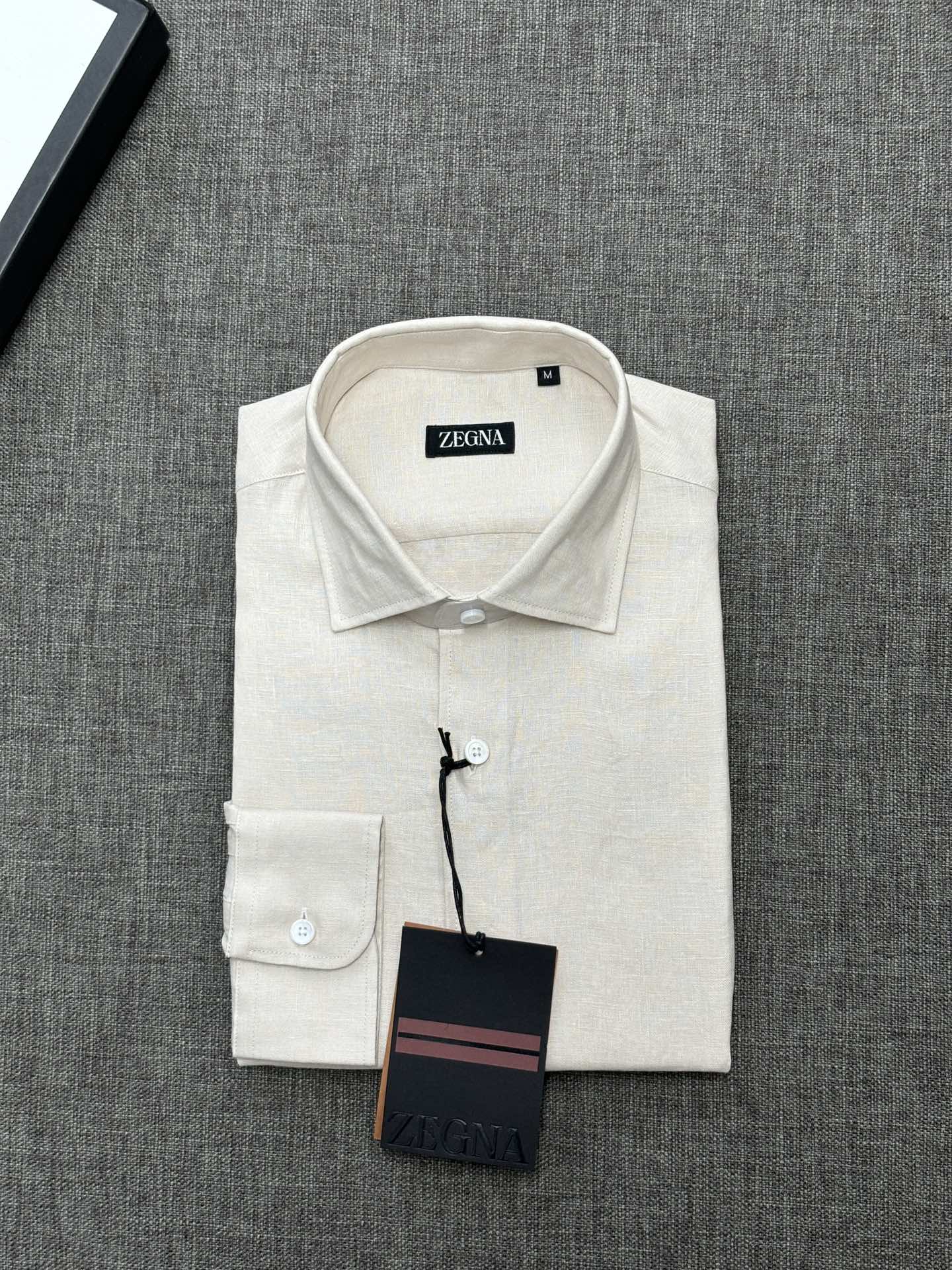 2026杰尼亚官网款最全亚麻9色衬衫老钱高奢绅士亚麻面料。男士长袖衬衫设计上沿袭了一贯滴现代极简主义基调