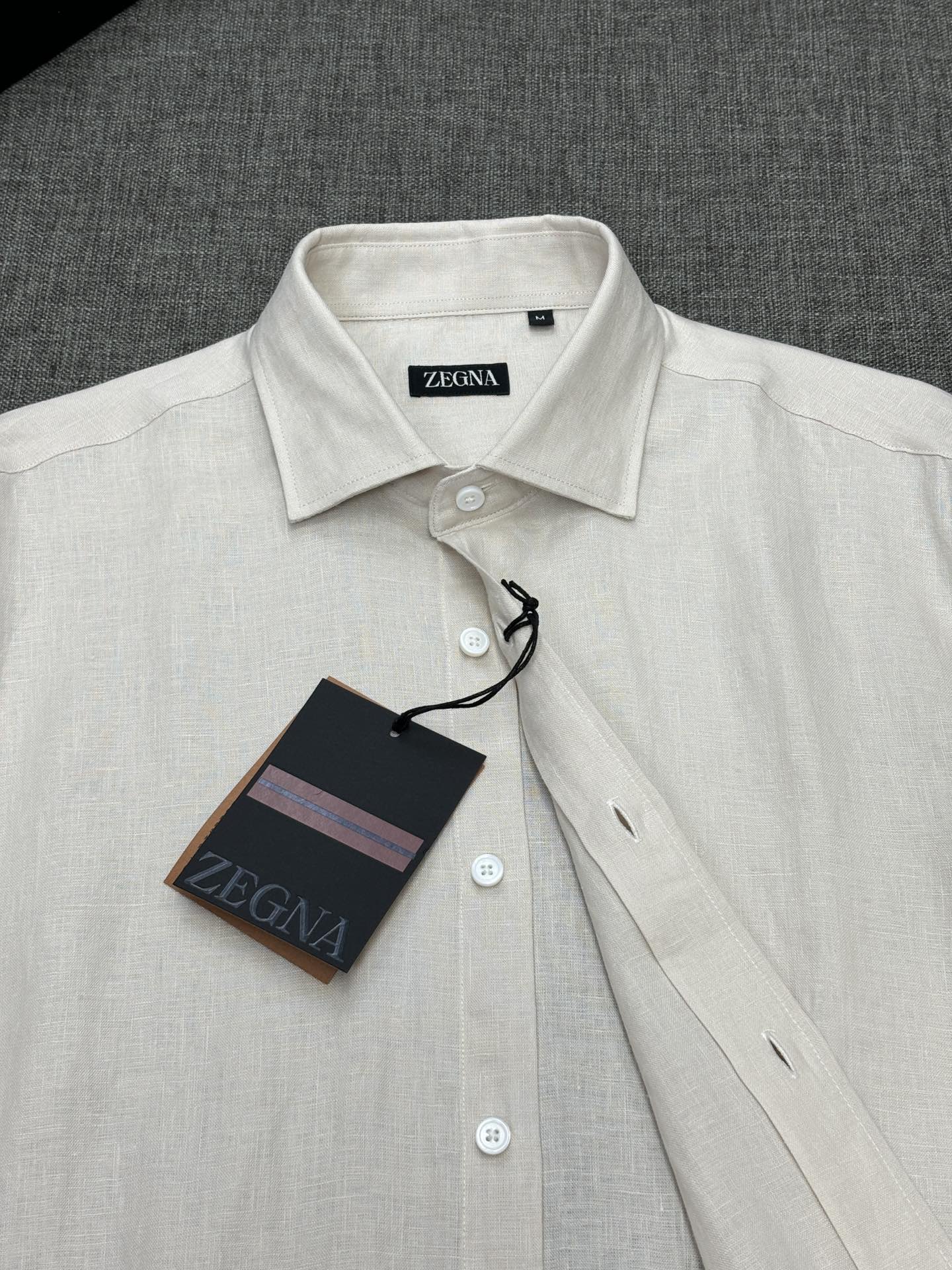 2026杰尼亚官网款最全亚麻9色衬衫老钱高奢绅士亚麻面料。男士长袖衬衫设计上沿袭了一贯滴现代极简主义基调