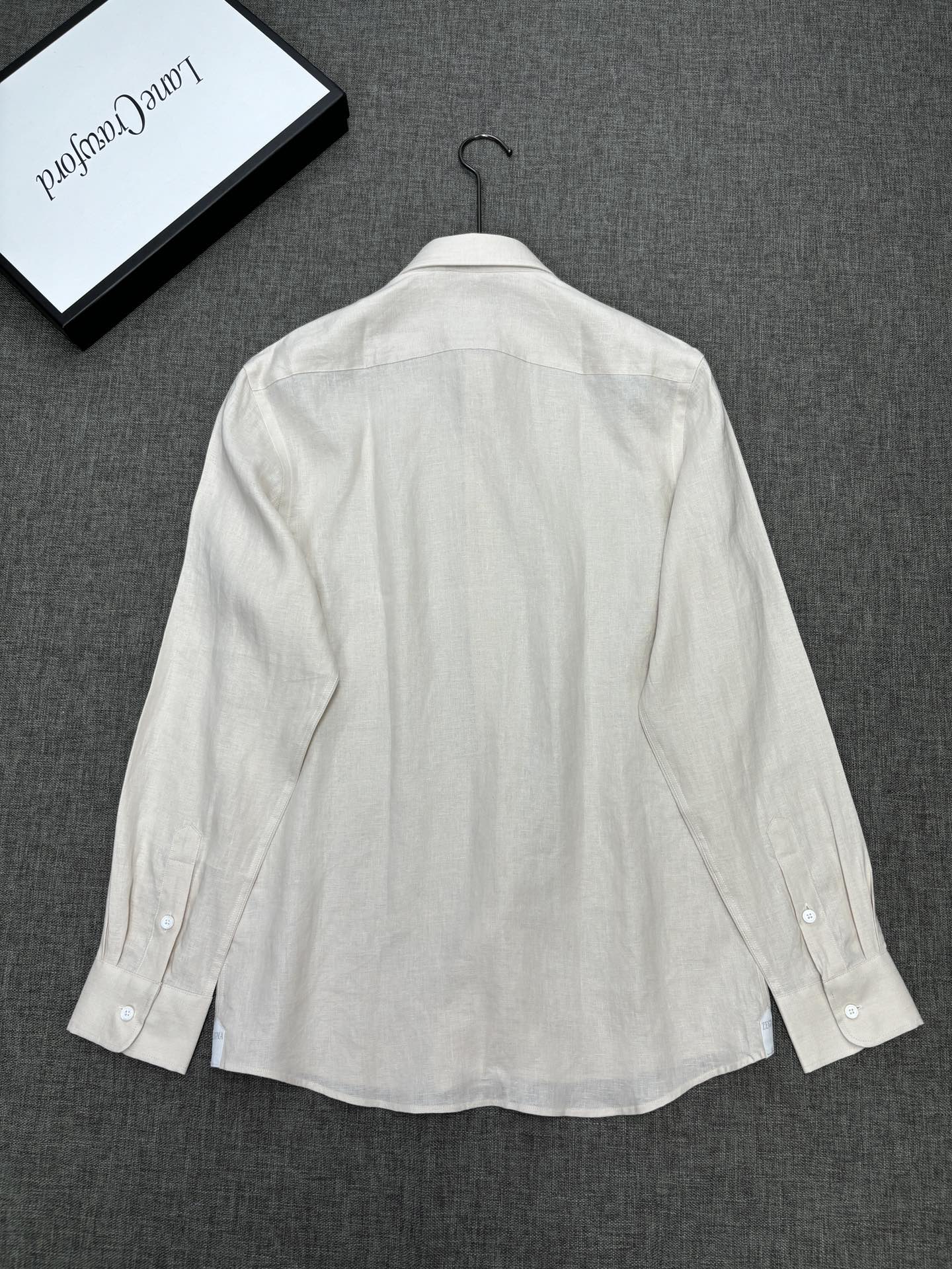 2026杰尼亚官网款最全亚麻9色衬衫老钱高奢绅士亚麻面料。男士长袖衬衫设计上沿袭了一贯滴现代极简主义基调