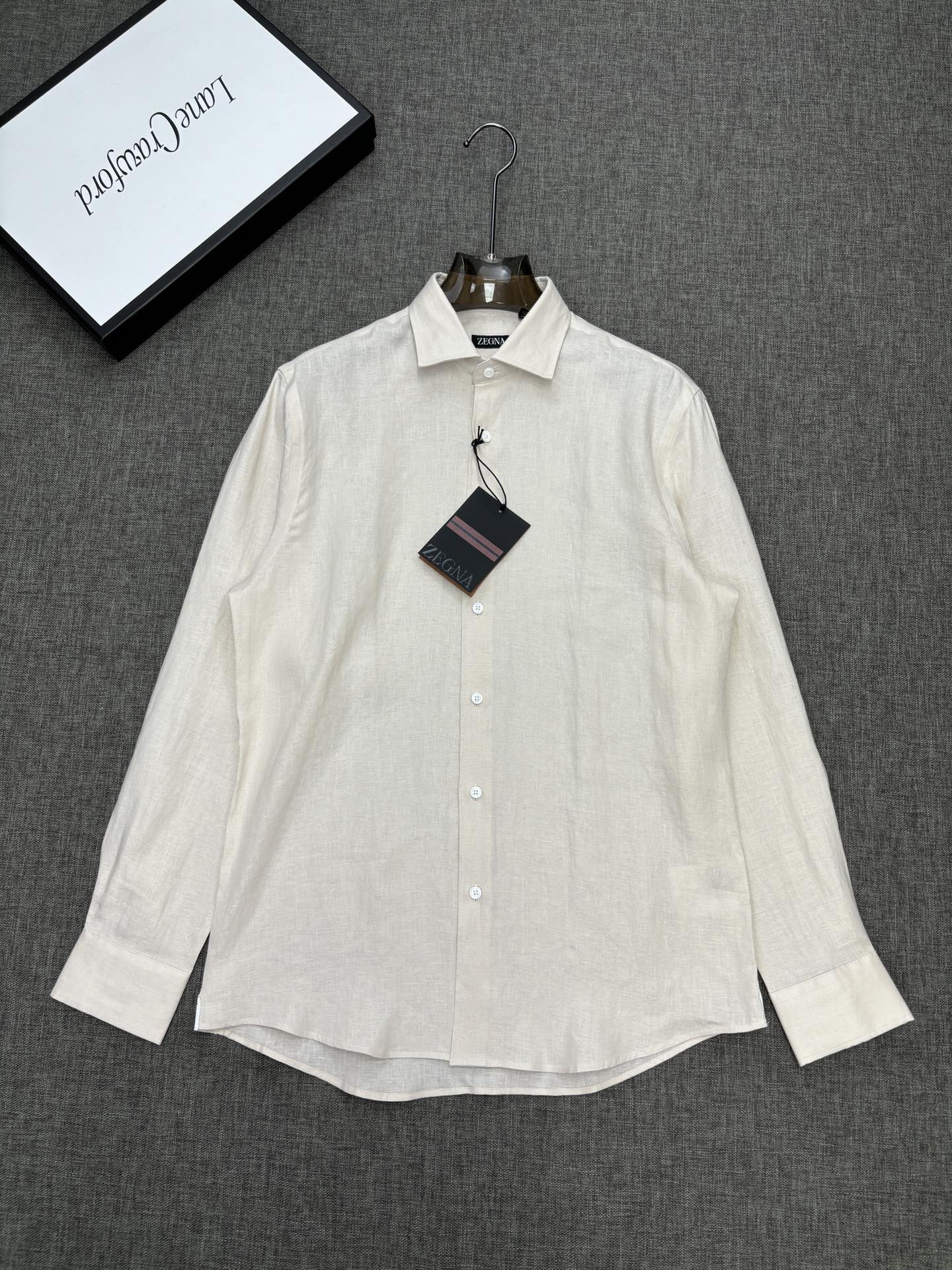 2026杰尼亚官网款最全亚麻9色衬衫老钱高奢绅士亚麻面料。男士长袖衬衫设计上沿袭了一贯滴现代极简主义基调