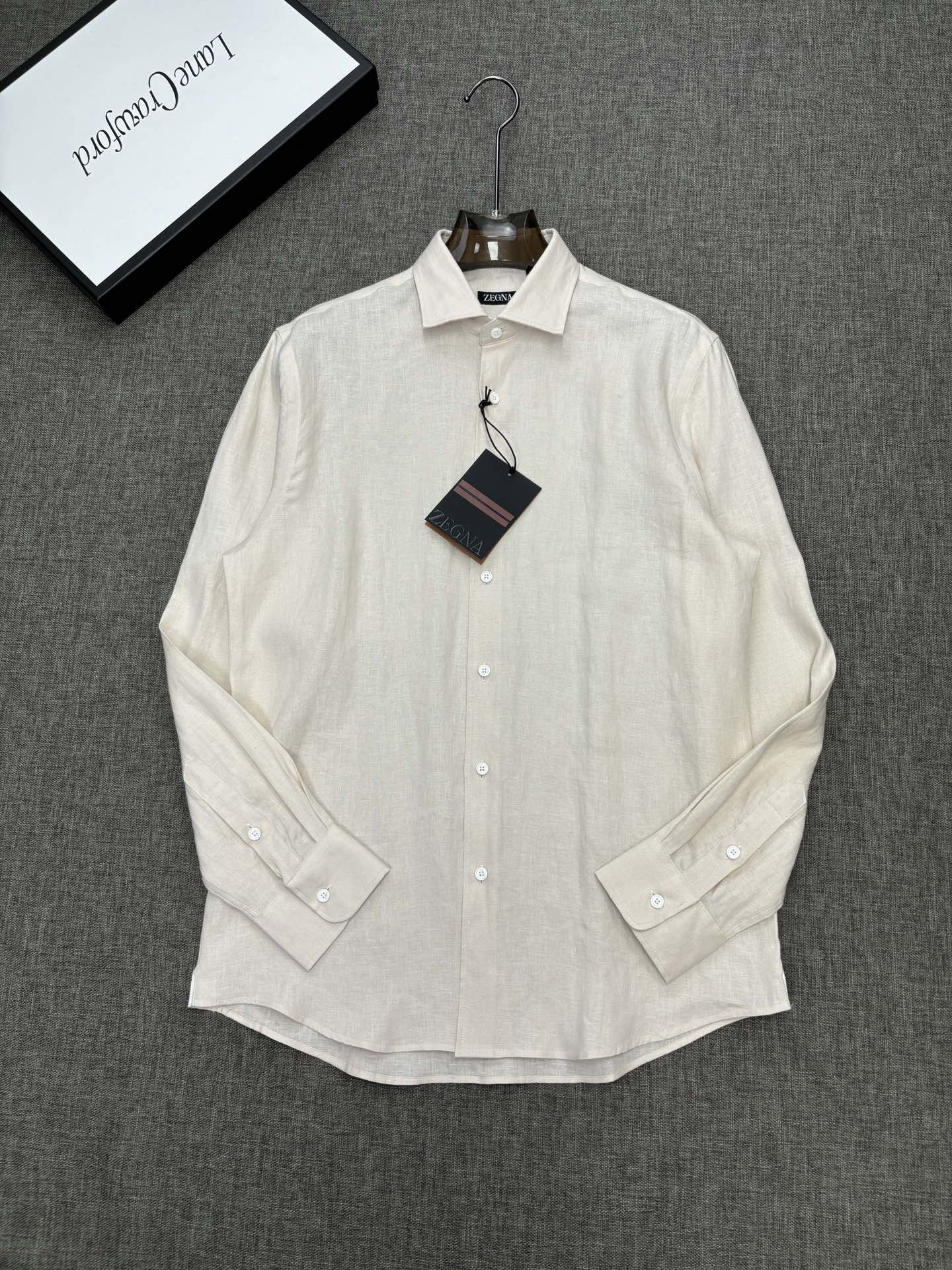 2026杰尼亚官网款最全亚麻9色衬衫老钱高奢绅士亚麻面料。男士长袖衬衫设计上沿袭了一贯滴现代极简主义基调