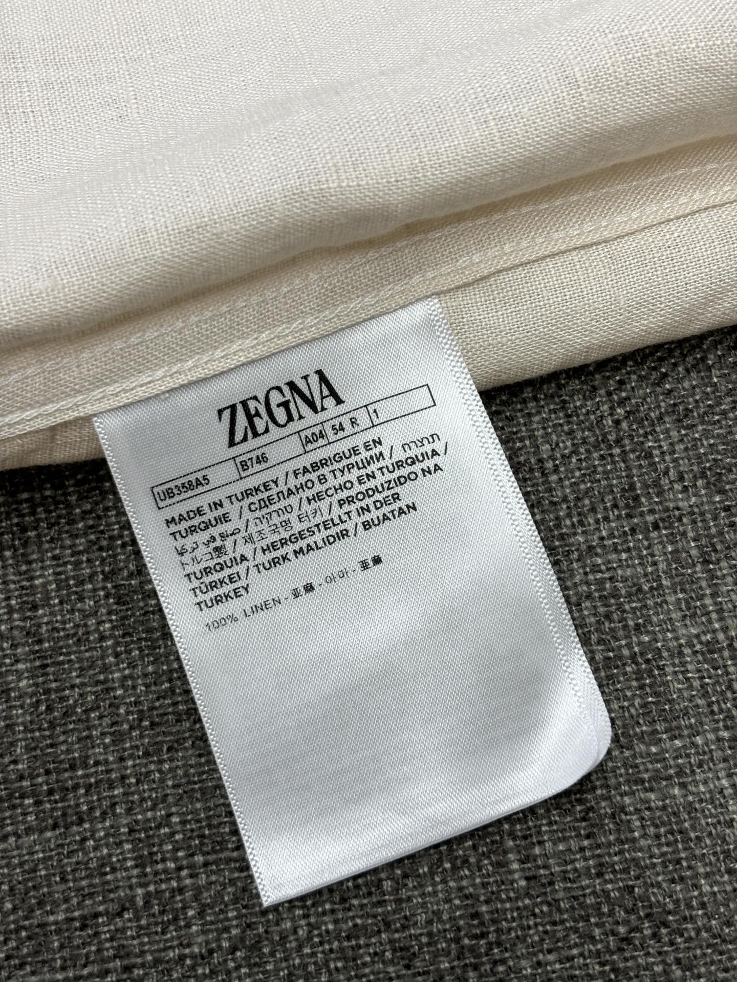 2026杰尼亚官网款最全亚麻9色衬衫老钱高奢绅士亚麻面料。男士长袖衬衫设计上沿袭了一贯滴现代极简主义基调