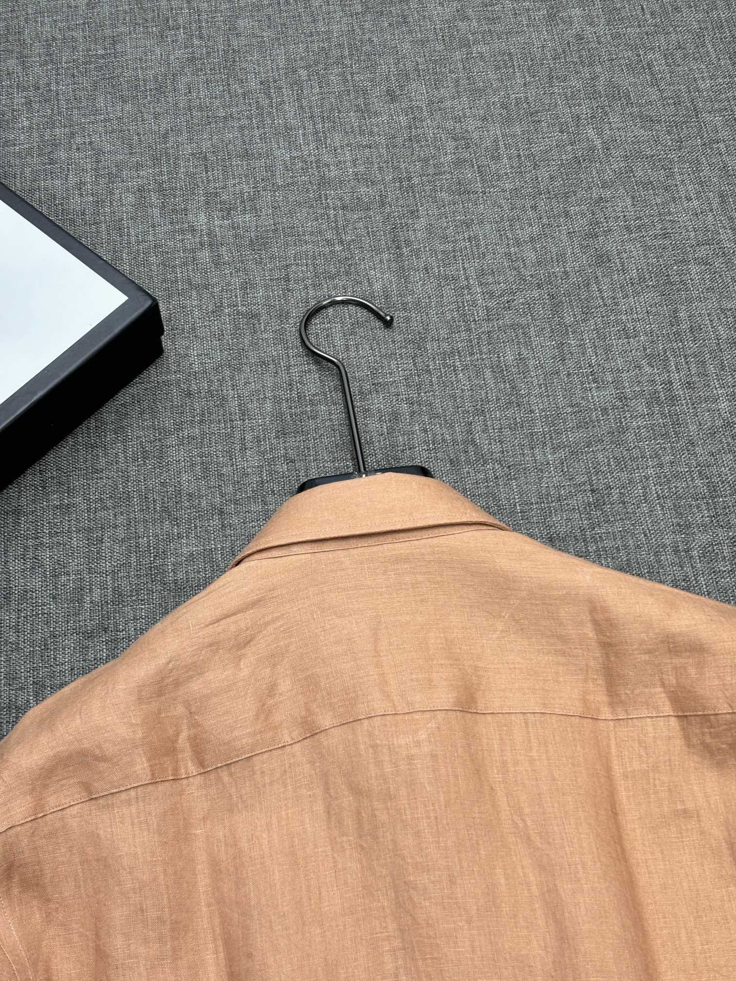 2026杰尼亚官网款最全亚麻9色衬衫老钱高奢绅士亚麻面料。男士长袖衬衫设计上沿袭了一贯滴现代极简主义基调