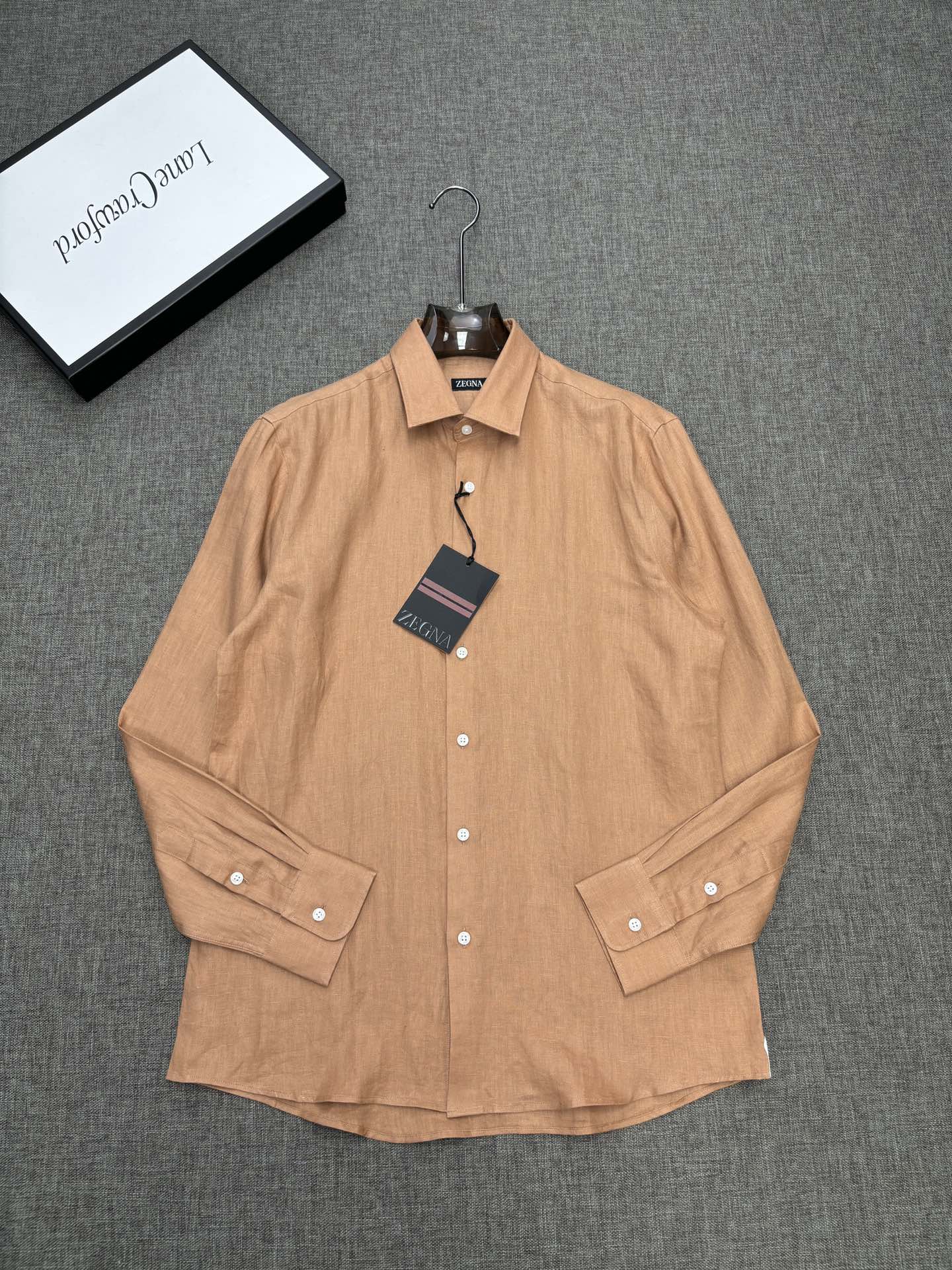 2026杰尼亚官网款最全亚麻9色衬衫老钱高奢绅士亚麻面料。男士长袖衬衫设计上沿袭了一贯滴现代极简主义基调