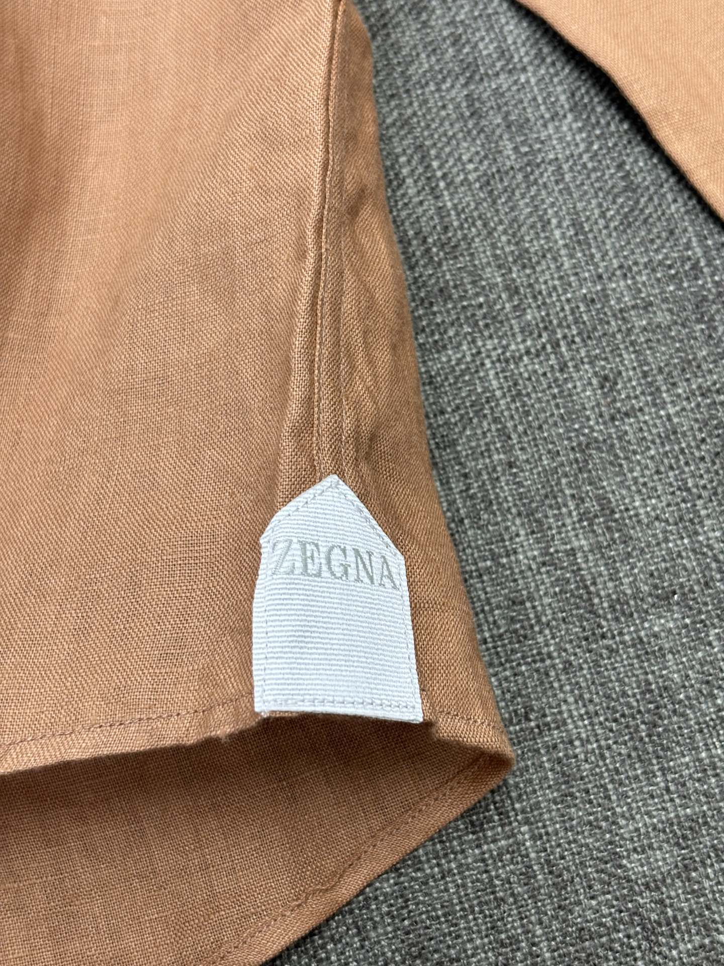 2026杰尼亚官网款最全亚麻9色衬衫老钱高奢绅士亚麻面料。男士长袖衬衫设计上沿袭了一贯滴现代极简主义基调