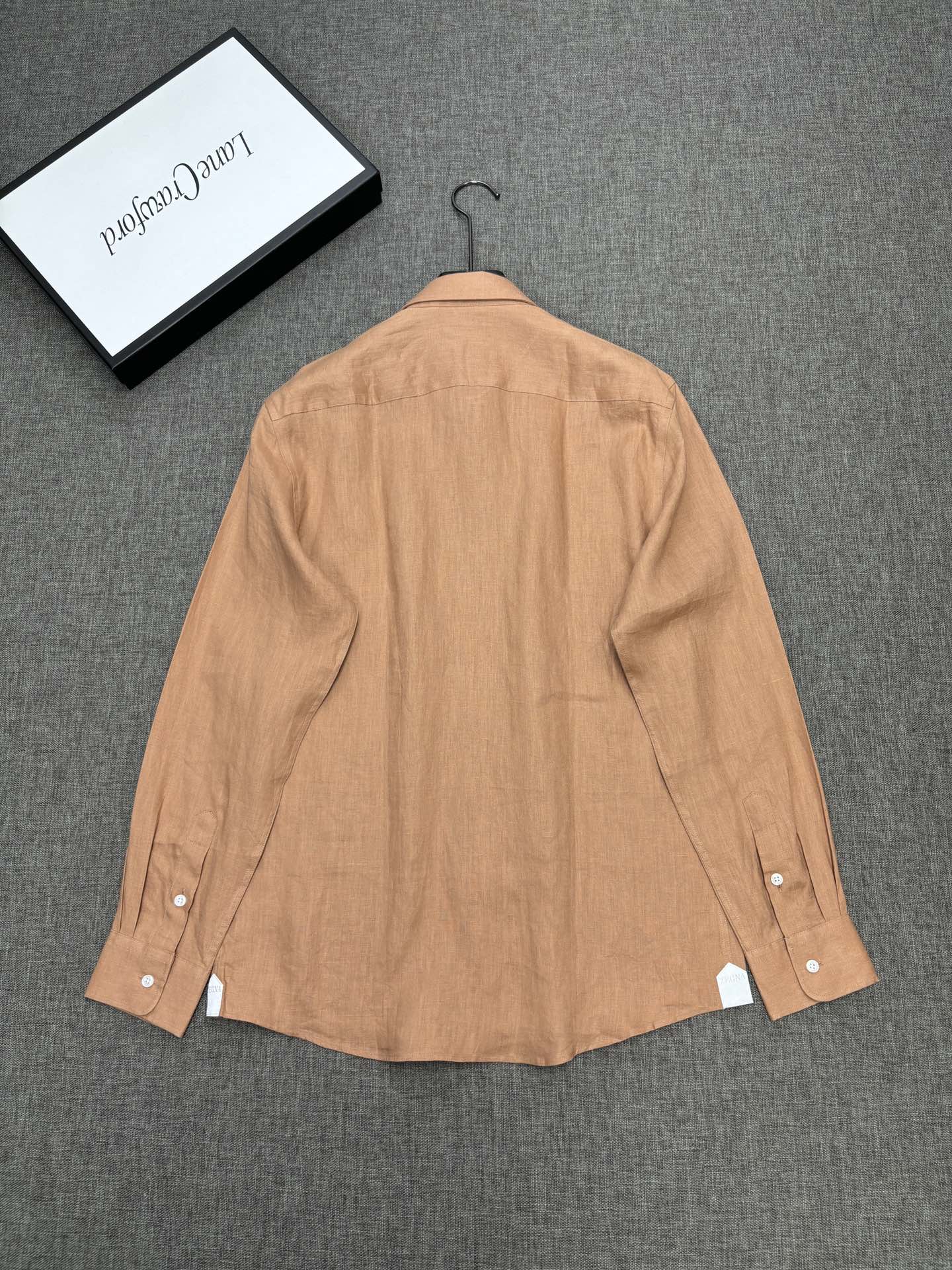 2026杰尼亚官网款最全亚麻9色衬衫老钱高奢绅士亚麻面料。男士长袖衬衫设计上沿袭了一贯滴现代极简主义基调