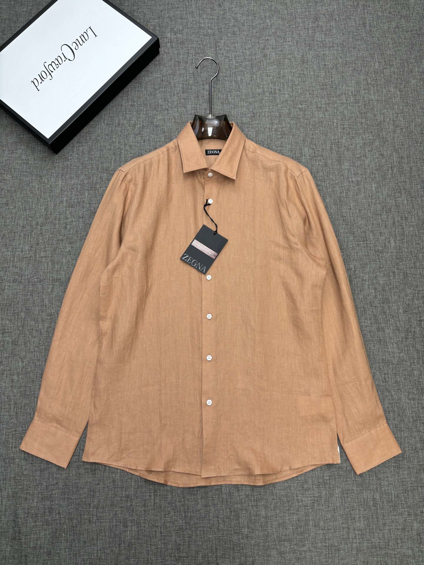 2026杰尼亚官网款最全亚麻9色衬衫老钱高奢绅士亚麻面料。男士长袖衬衫设计上沿袭了一贯滴现代极简主义基调