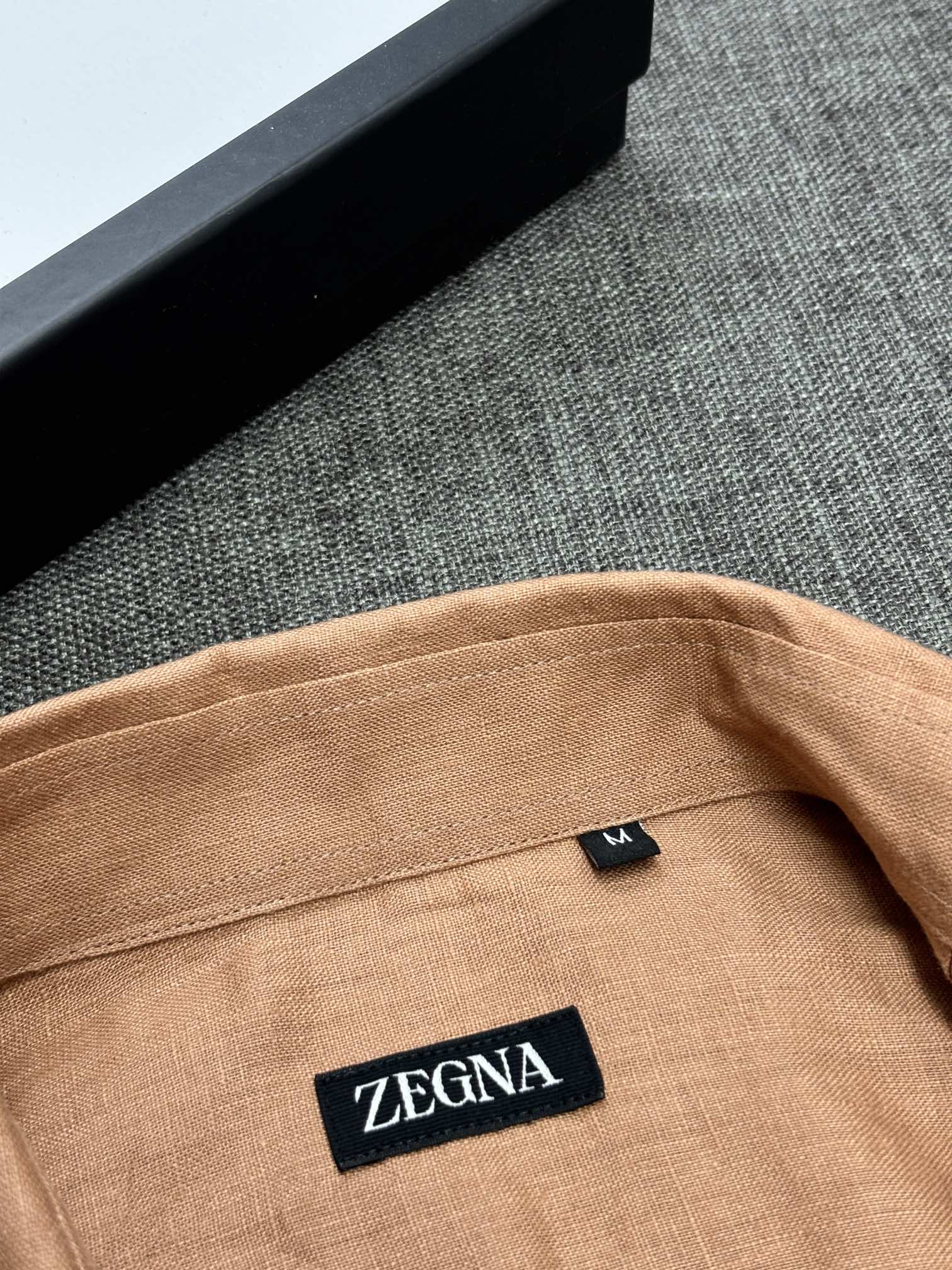 2026杰尼亚官网款最全亚麻9色衬衫老钱高奢绅士亚麻面料。男士长袖衬衫设计上沿袭了一贯滴现代极简主义基调