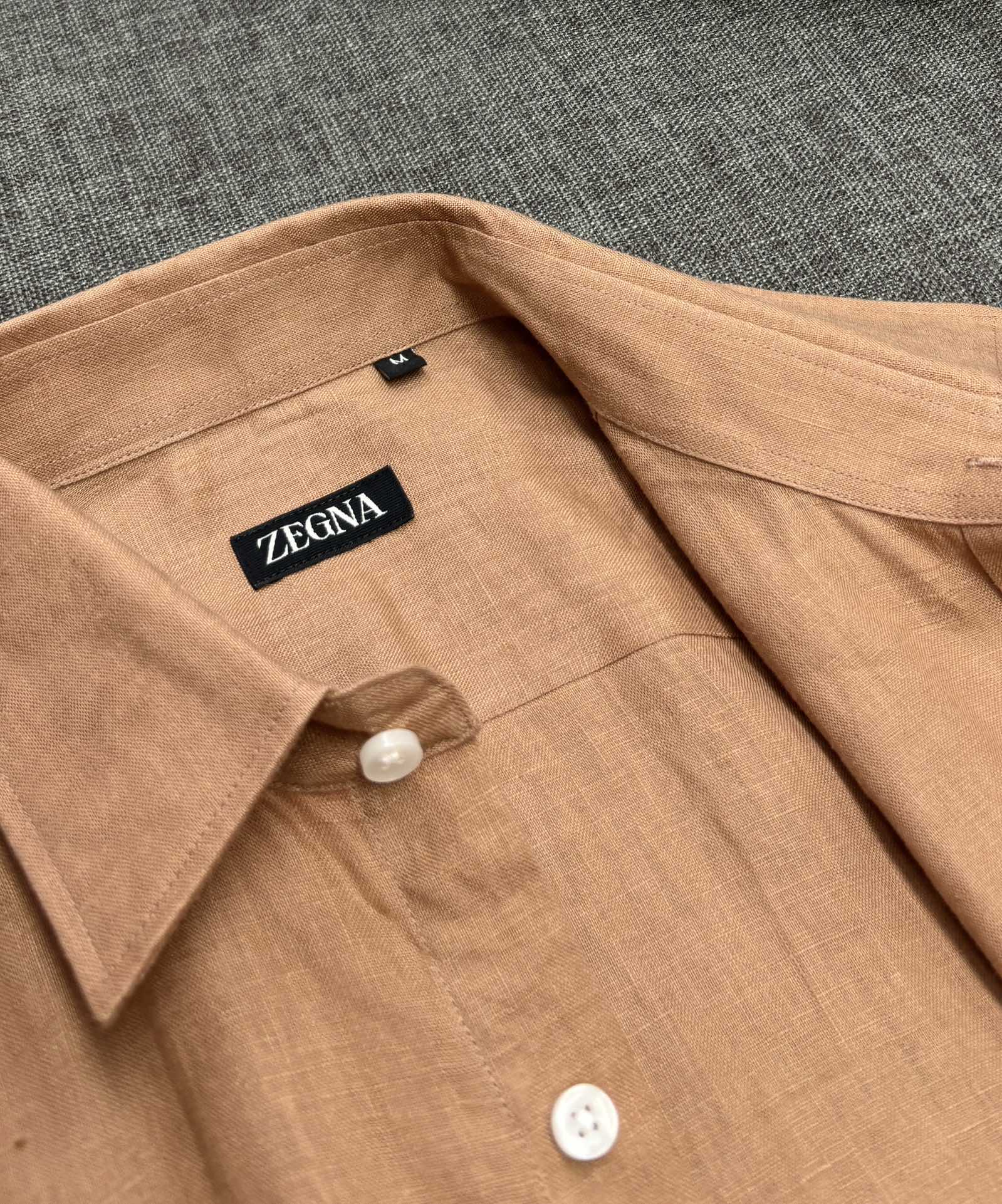 2026杰尼亚官网款最全亚麻9色衬衫老钱高奢绅士亚麻面料。男士长袖衬衫设计上沿袭了一贯滴现代极简主义基调